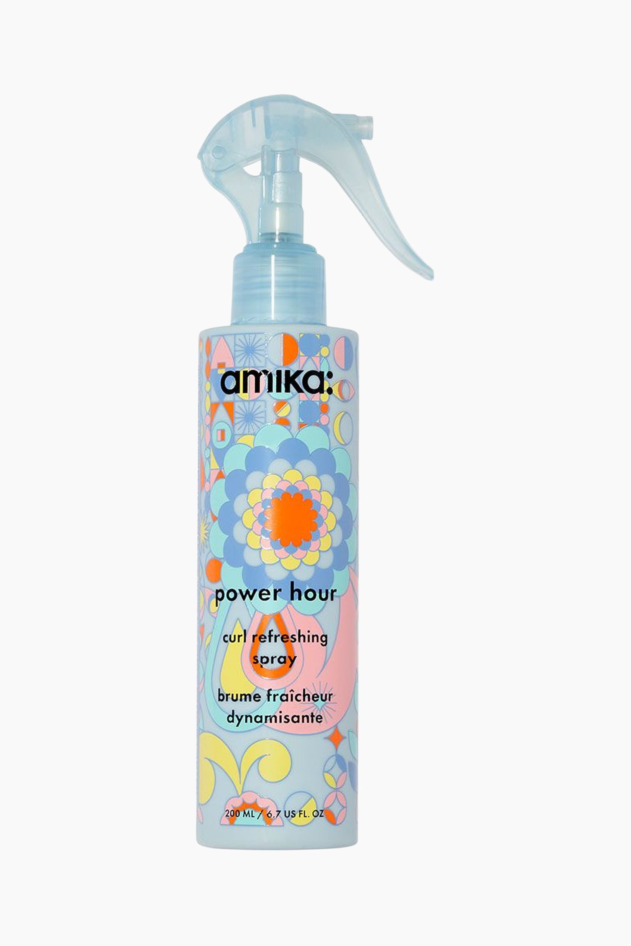 Se større billede: Amika Power Hour Curl Refreshing Spray står oprejst og har en lyseblå cylindrisk flaske med en gennemsigtig blå spraydyse med trigger øverst. Den frontvendte flaske viser et farverigt, retroinspireret blomster- og geometrisk mønster i nuancer af blå, pink, orange og gul, med brand- og produktnavnet tydeligt trykt på forsiden.
