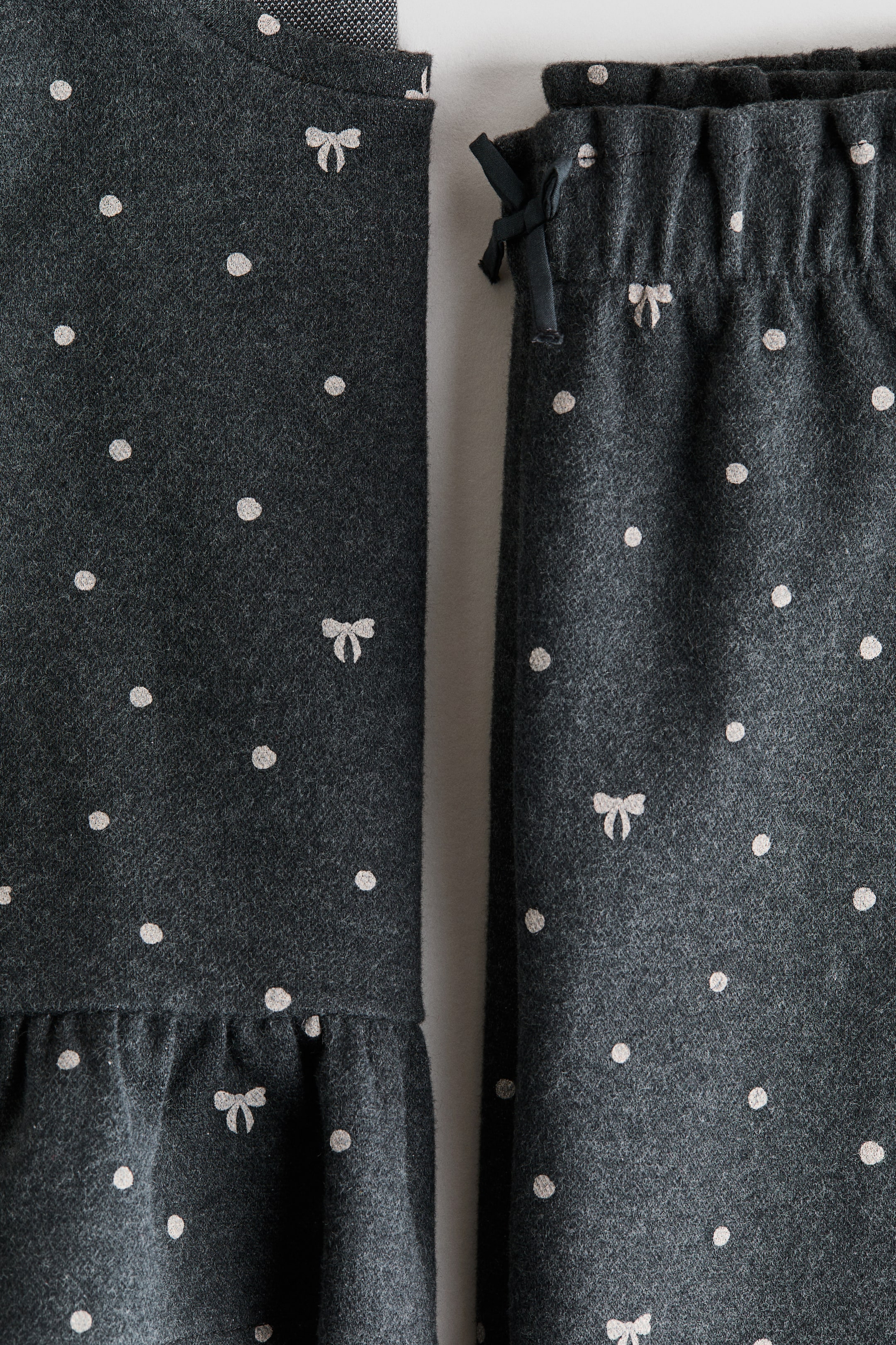 Grotere afbeelding bekijken: Tweedelige set van tricot met volants - Donkergrijs/stippen - KINDEREN | H&M NL 2