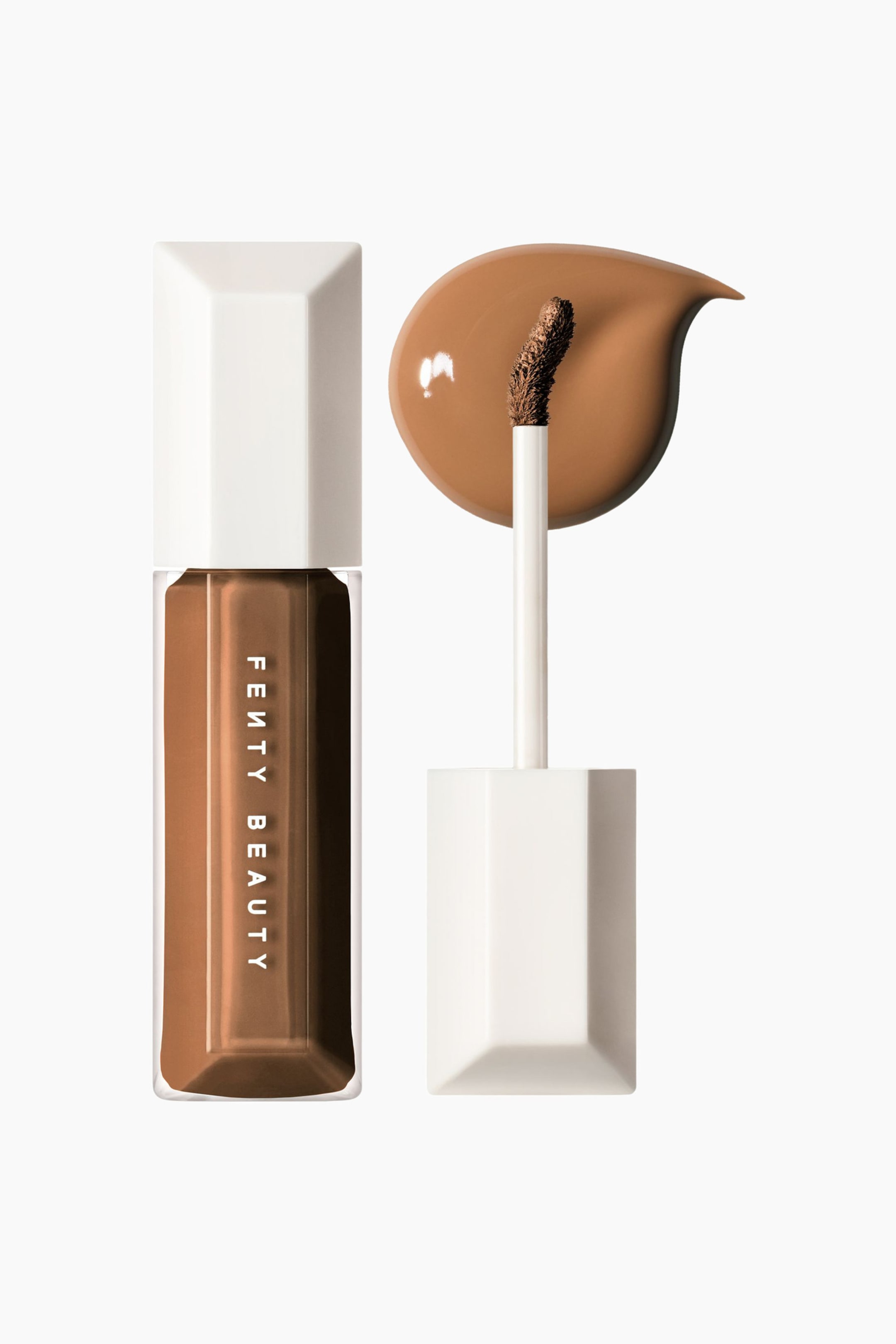 Visa större bild: We're Even Hydrating Longwear Concealer står upprätt i en klar, facetterad tub med vitt lock och visar en medelmörk till mörkbrun nyans. Bredvid flaskan finns en applikatorstav med vitt lock som pekar uppåt, med sin doe-foot-spets placerad framför ett glansigt, droppformat prov av den matchande flytande concealern.