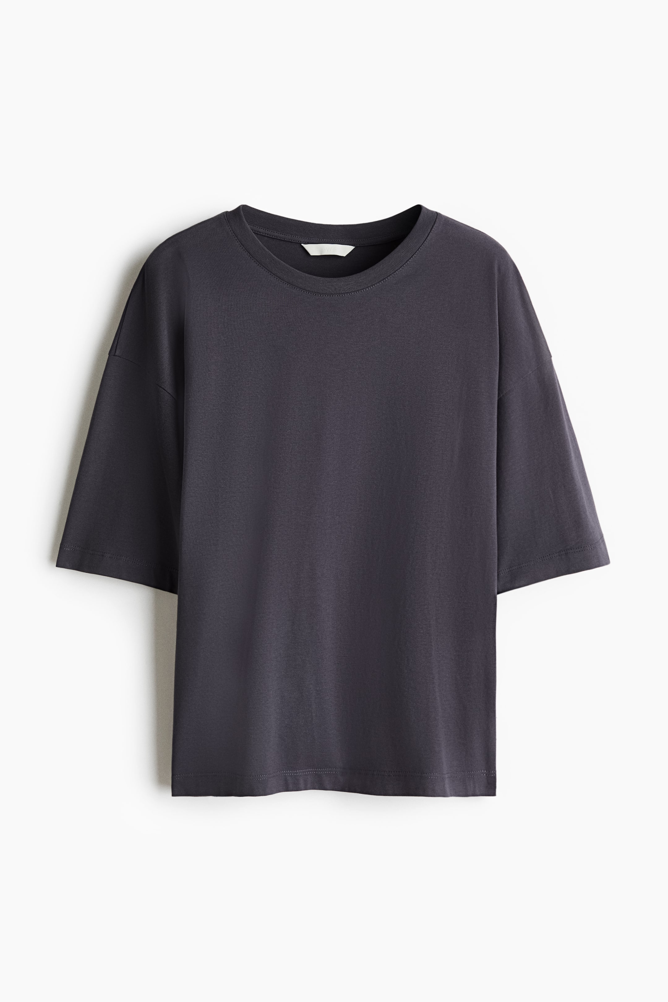 Ver imagen más grande: Camiseta de corte holgado en jersey suave de color gris oscuro que presenta su parte frontal, con un ribete acanalado alrededor del cuello, hombros caídos y mangas hasta el codo.