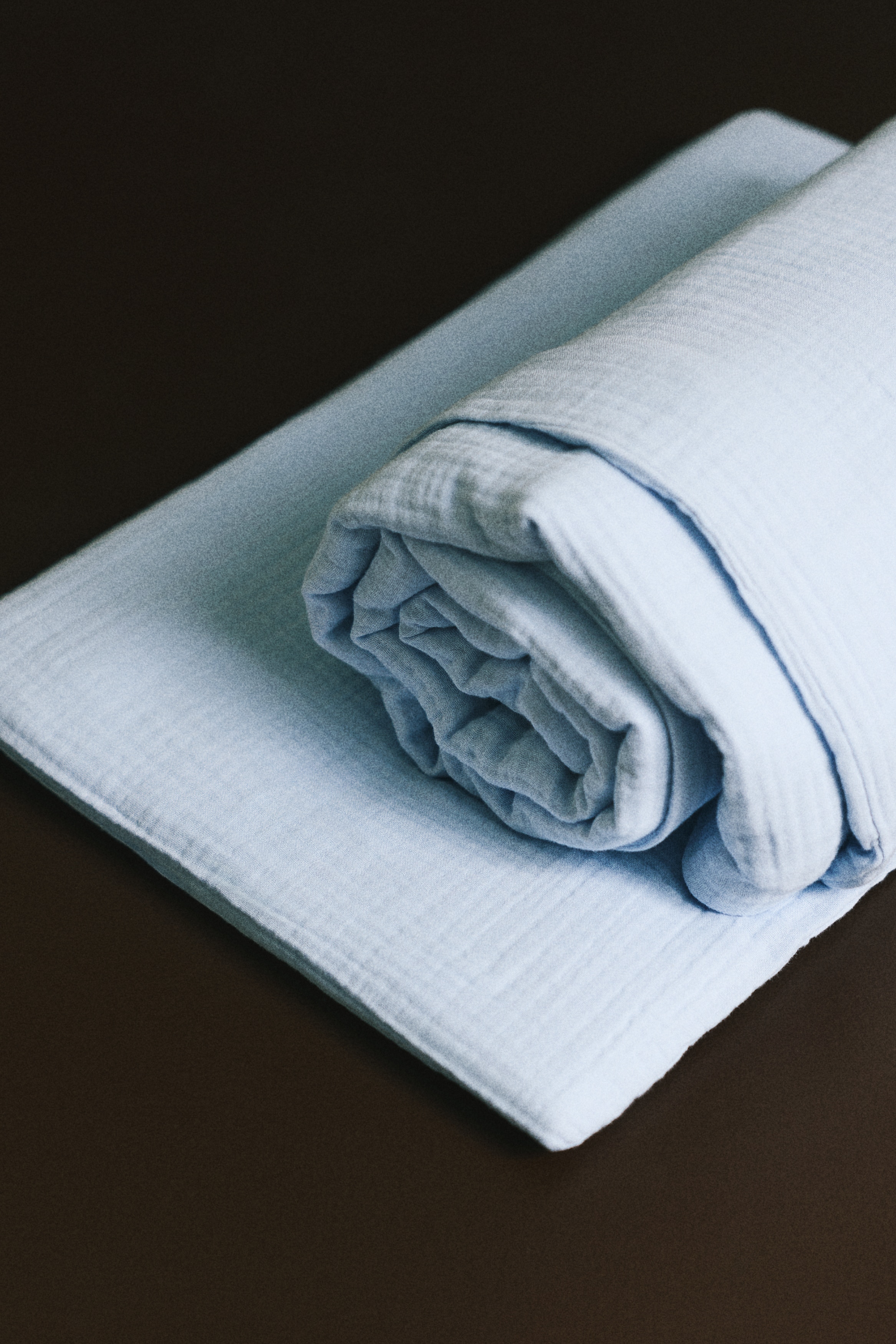 Påslakanset för spjälsäng i muslin - Ljusblå/Ljusbeige/Vit/Salviagrön/Ljusrosa