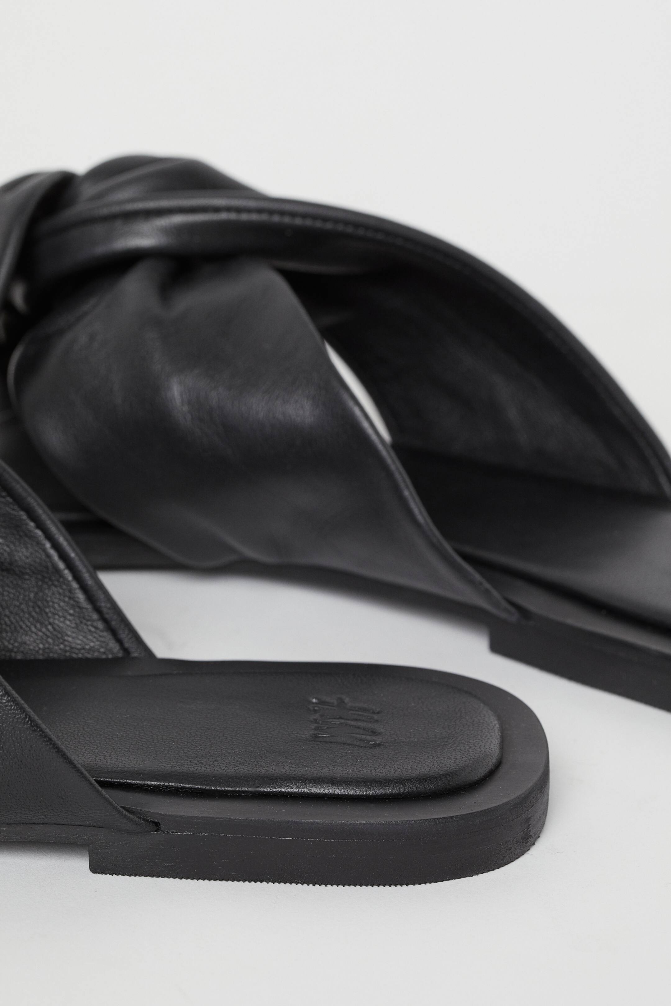 Slip insandaler i läder Låg klack Svart DAM H&M SE