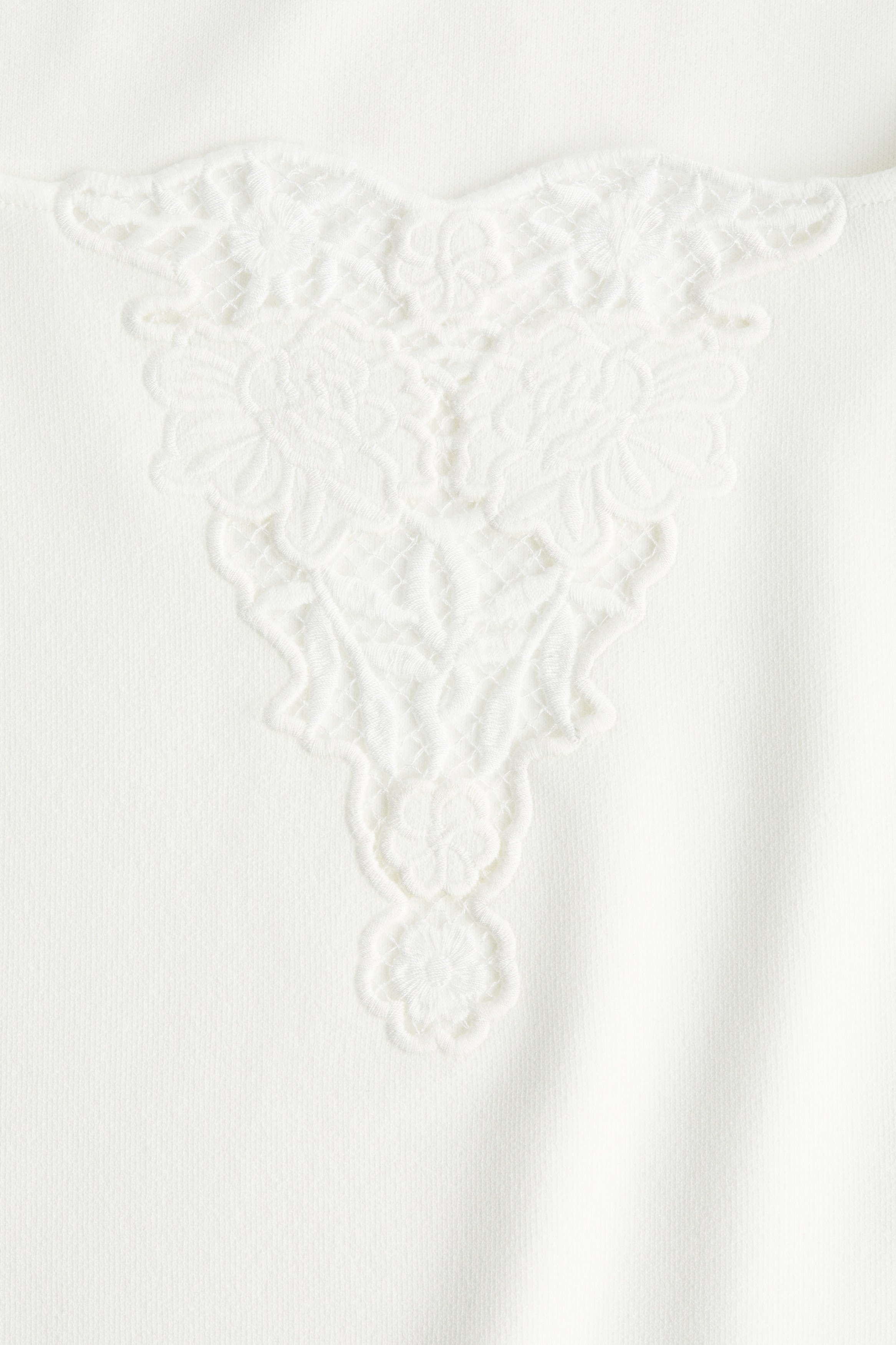Broderie anglaise-detail top