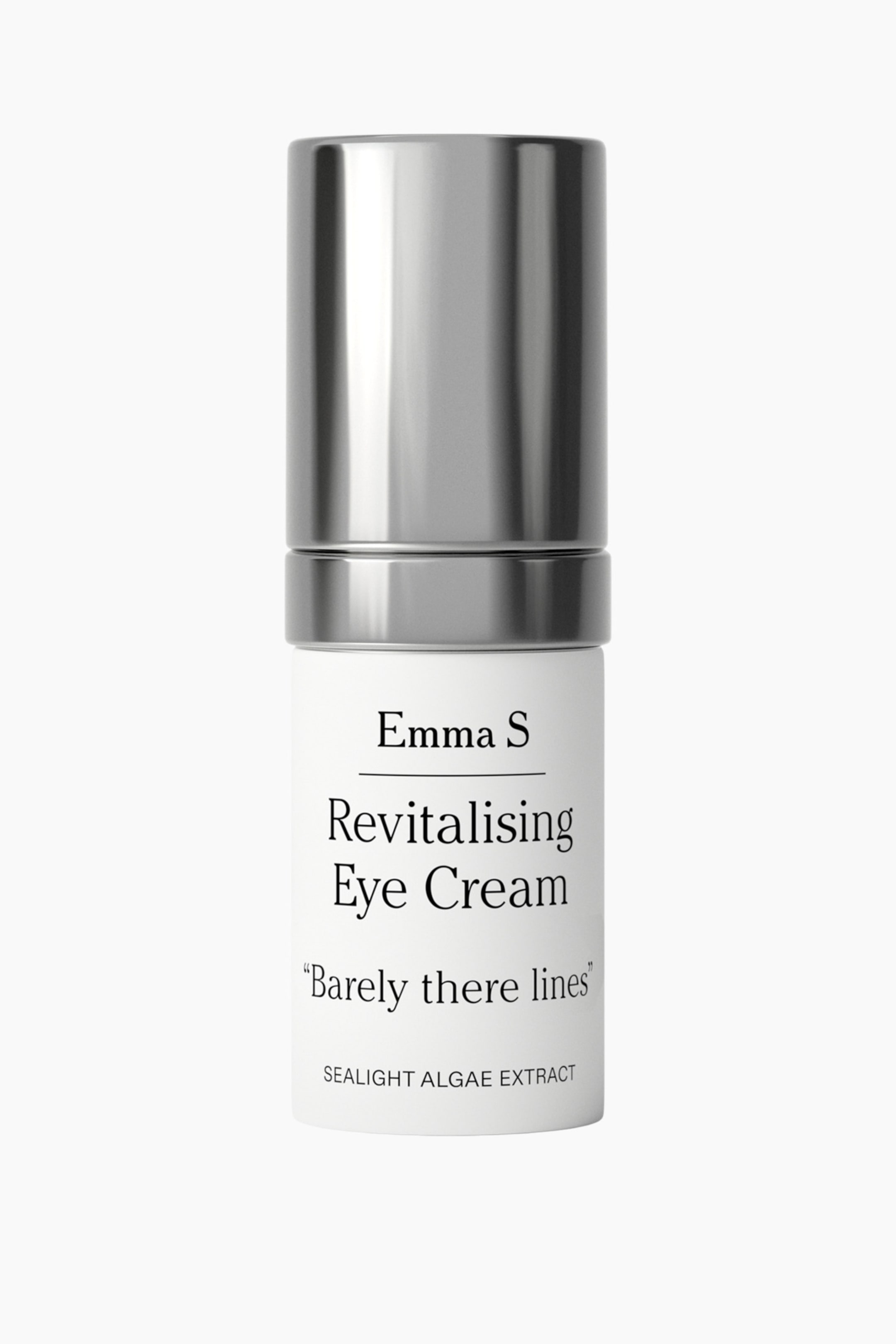 Größeres Bild ansehen: Eine Emma S Revitalising Eye Cream‑Flasche steht aufrecht und zeigt ihren weißen, zylindrischen Körper sowie eine glänzende silberne Metallkappe. Auf der Vorderseite der Flasche sind der Produktname „Revitalising Eye Cream“ sowie die Aufschriften „Barely there lines“ und „SEALIGHT ALGAE EXTRACT“ in schwarzem Text zu sehen.
