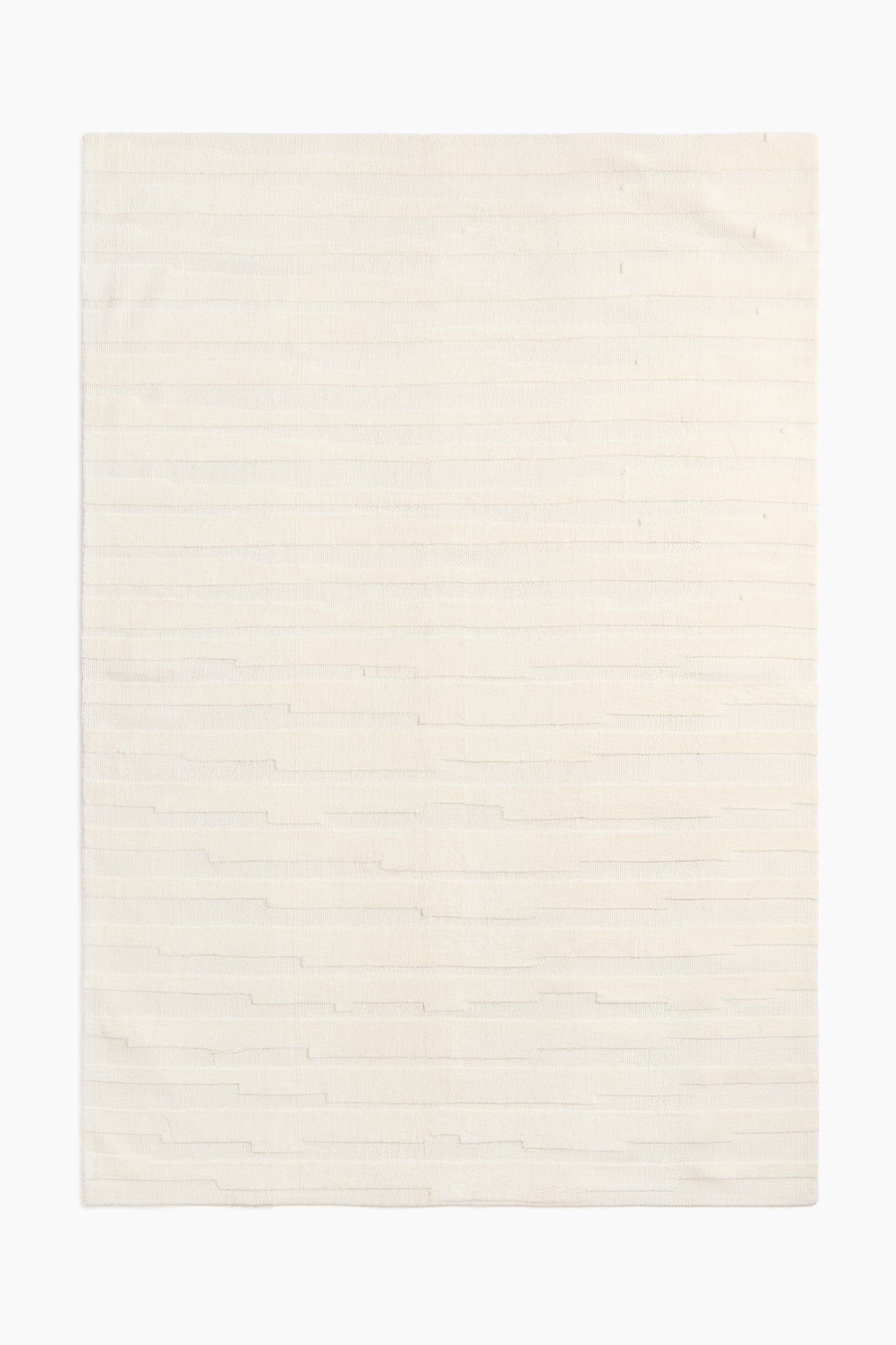Un grand tapis tissé arbore une couleur crème et un motif texturé. Ce motif se compose de rayures tissées horizontales, avec certaines sections en relief et d'autres plates, créant un léger relief sur sa surface avant. - 1