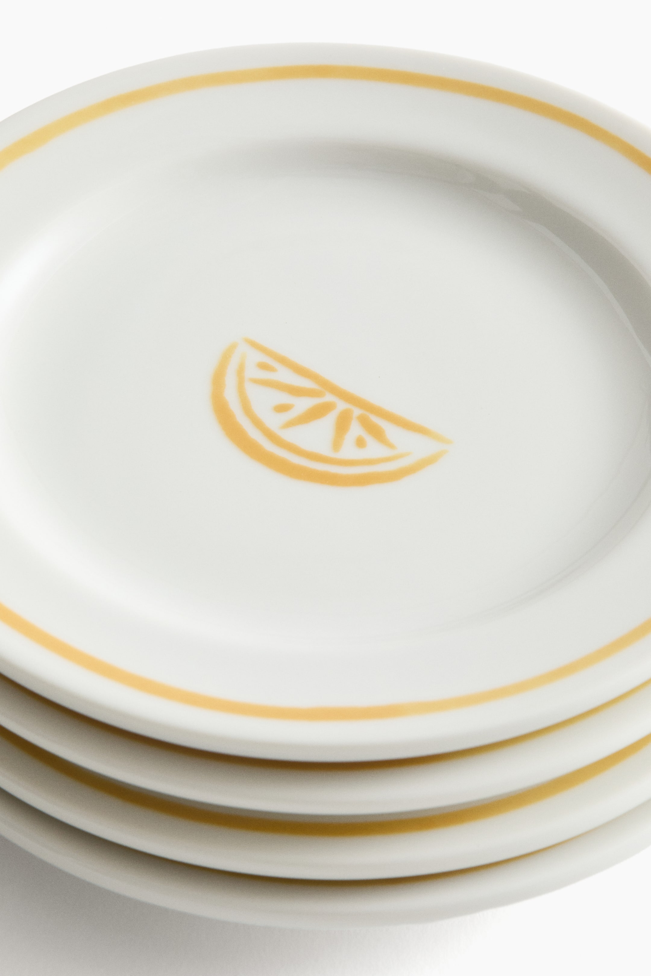 Lot de 4 petites assiettes en porcelaine