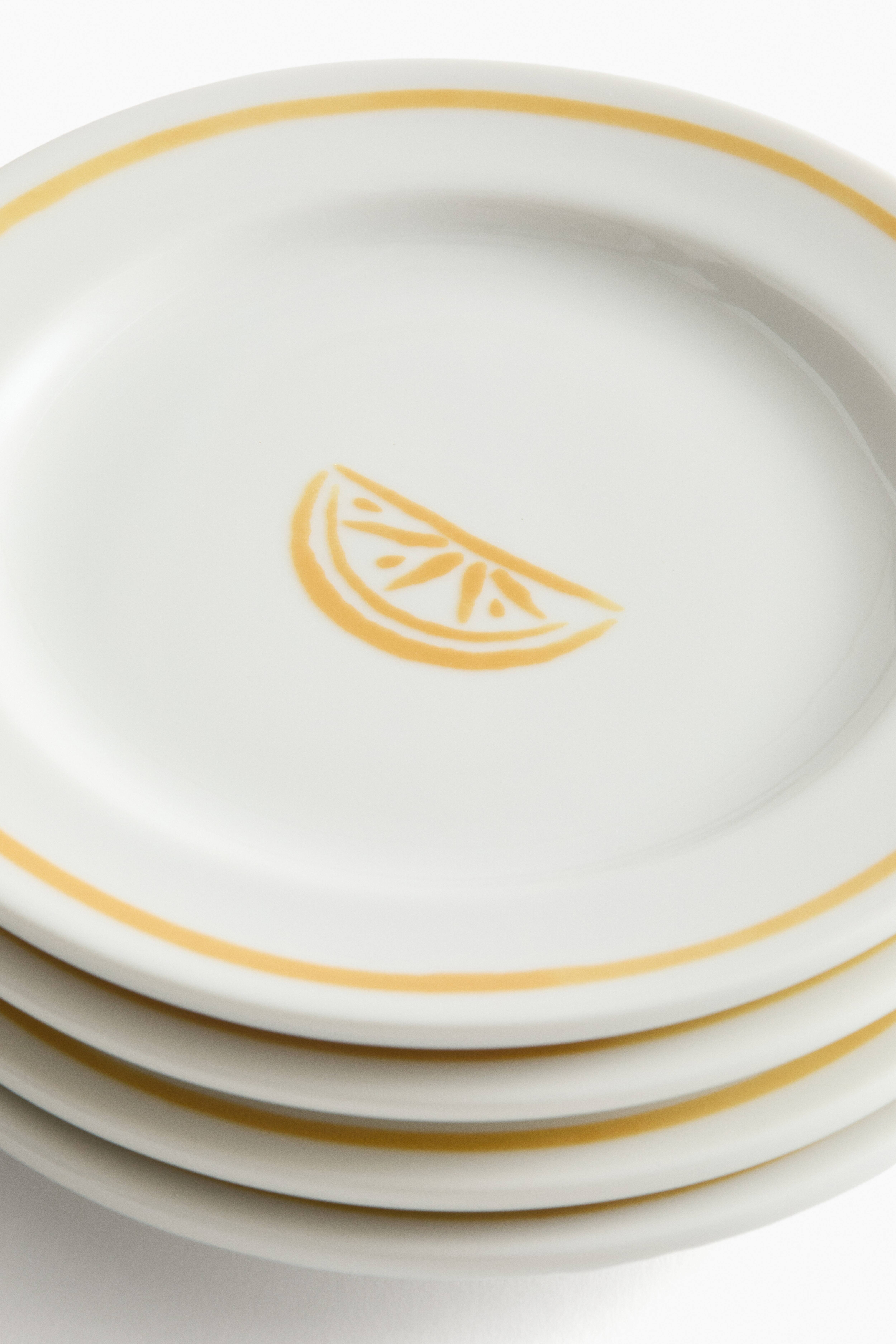 Lot de 4 petites assiettes en porcelaine