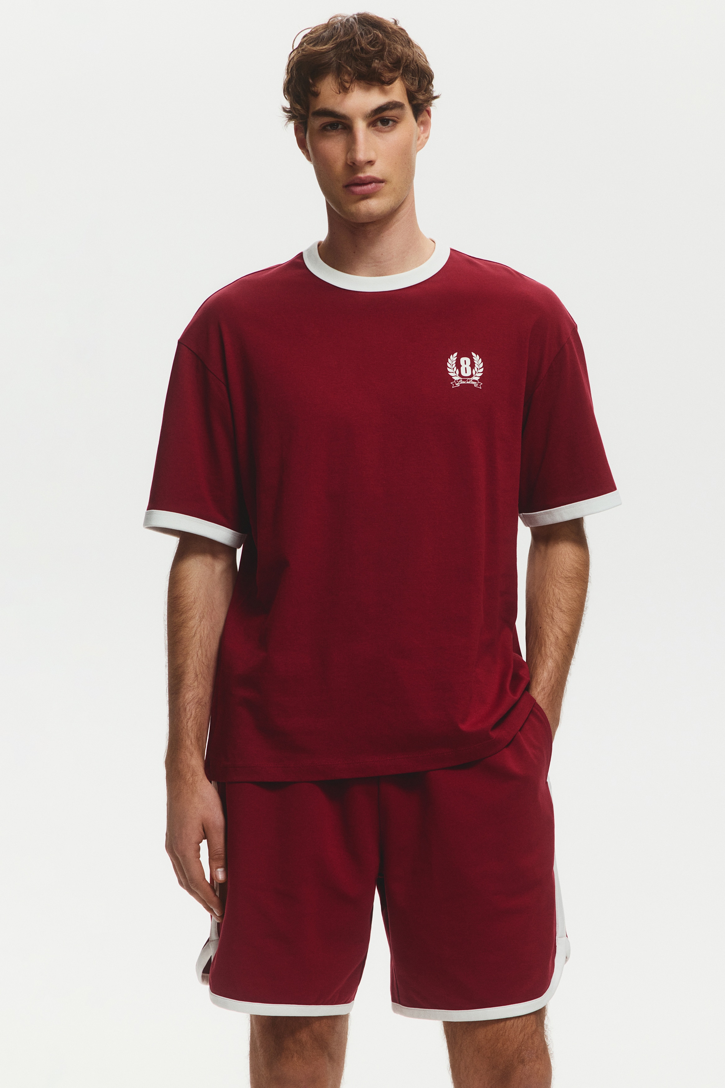 2-delt loungewear-sætModel