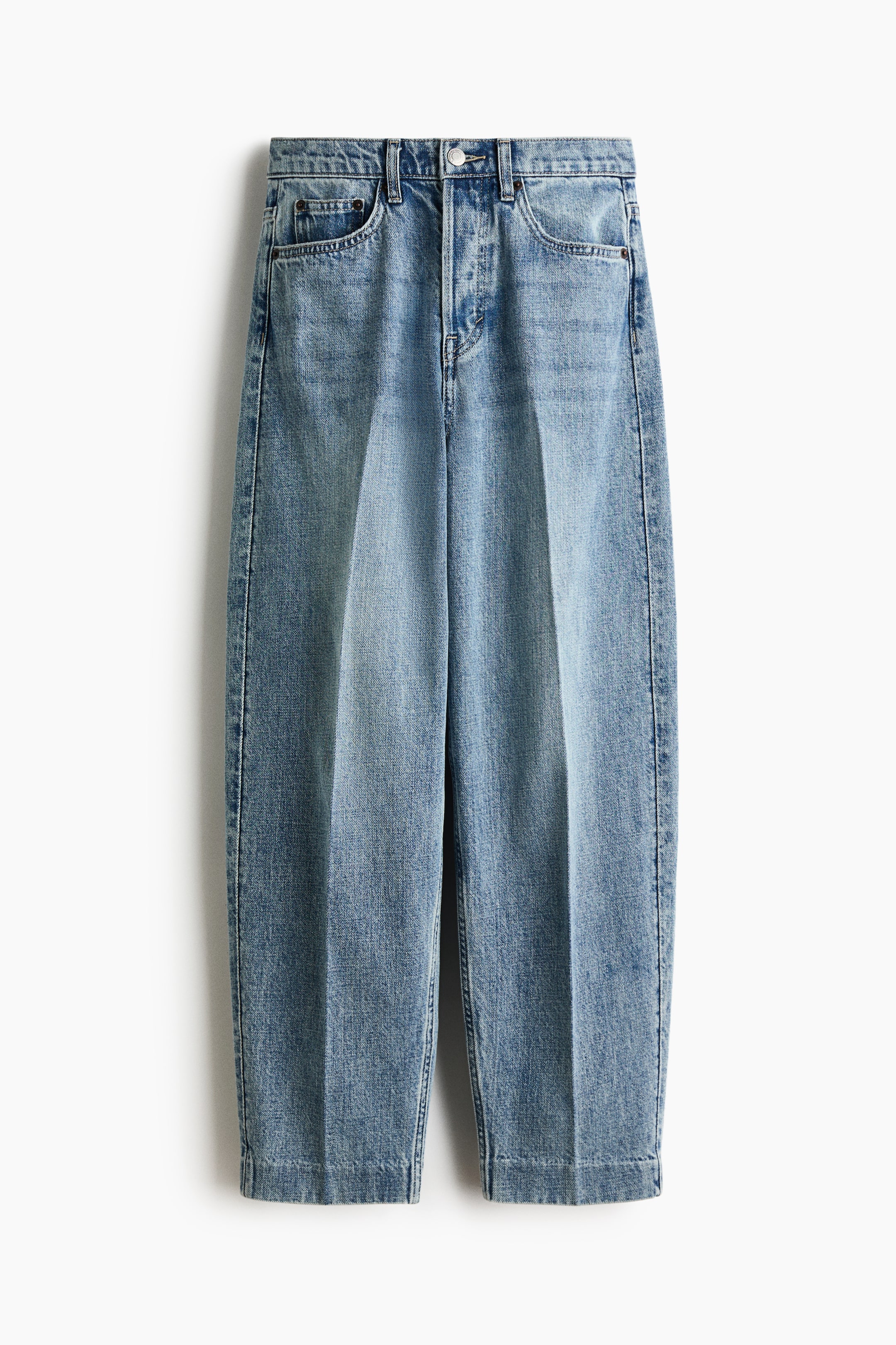 Grotere afbeelding bekijken: De VOORKANT van deze lichtblauwe 5-pocket denim jeans toont een hoge taille met een knoopsluiting. Prominente vouwen lopen over de voorkant van de volumineuze, gebogen pijpen, die toelopen naar een enkel-lange zoom.