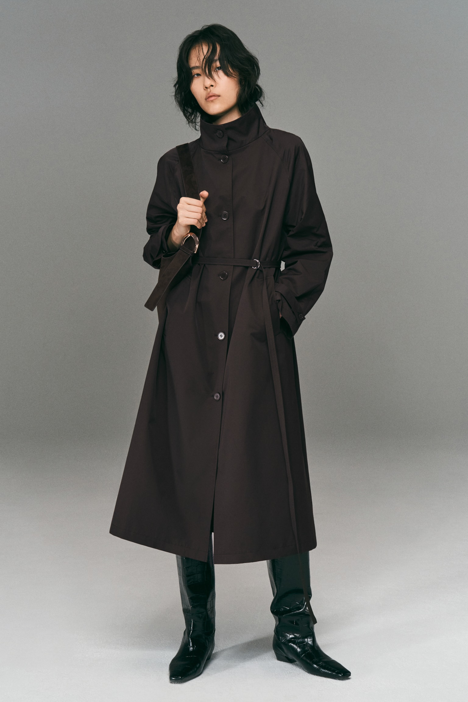 벨티드 트렌치코트 - 다크 브라운 - 5