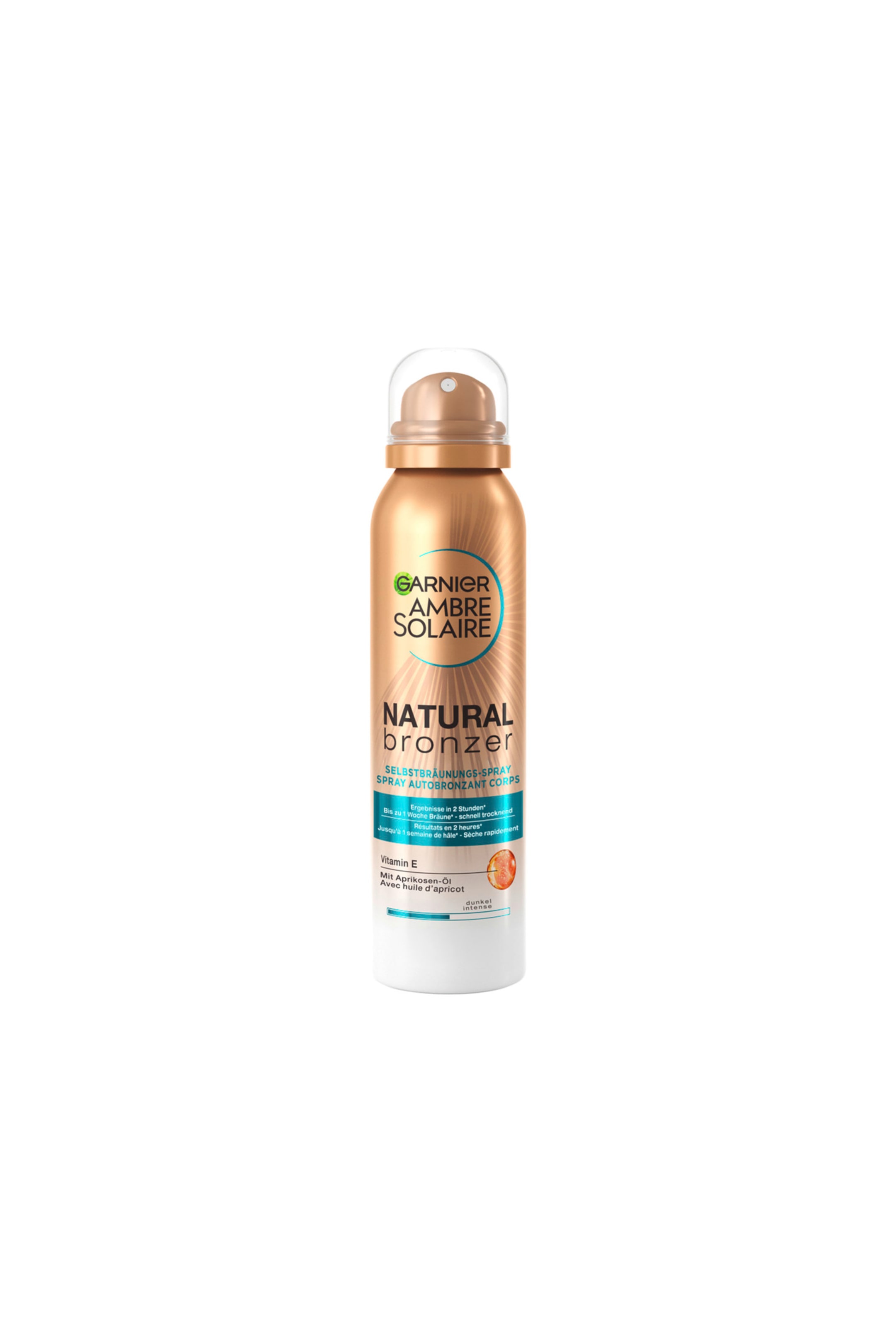 Größeres Bild ansehen: Eine zylindrische Aerosoldose von Garnier Ambre Solaire Natural Bronzer steht aufrecht und zeigt nach vorn. Sie verfügt über einen metallisch goldenen oberen Bereich, der in einen weißen unteren Abschnitt übergeht. Die Dose ist mit einer transparenten Kunststoffkappe über einer goldenen Sprühdüse versehen und zeigt die Produktmarke sowie eine kleine Aprikosenillustration nahe der Basis.
