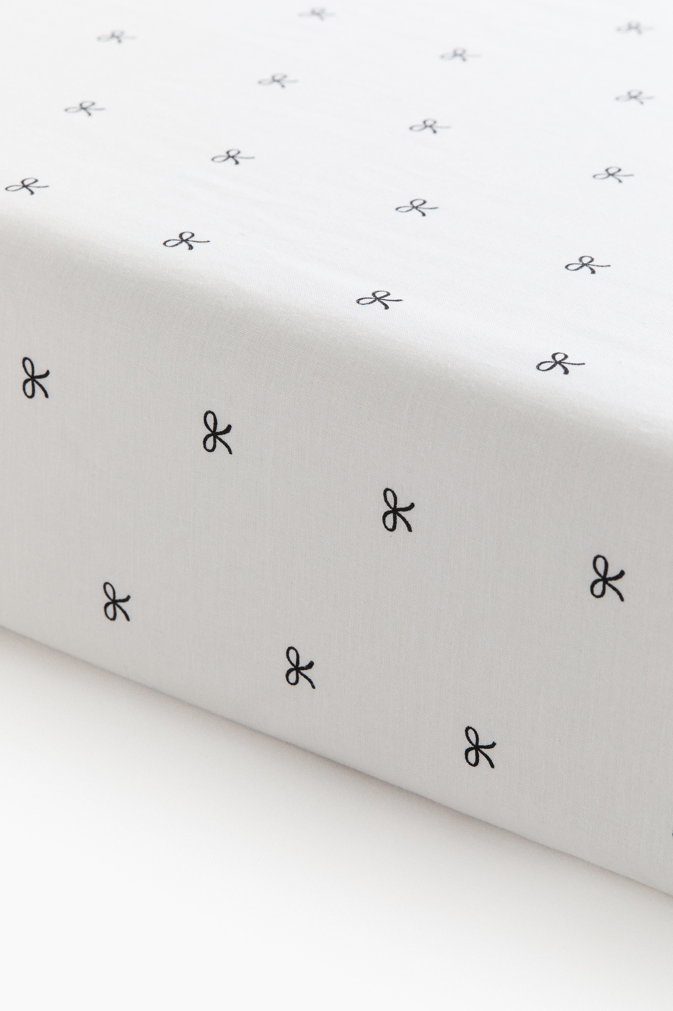 Fitted Crib Sheet - White/black bows/Beige/floral/White/puppies/White/clover/Light pink/hearts