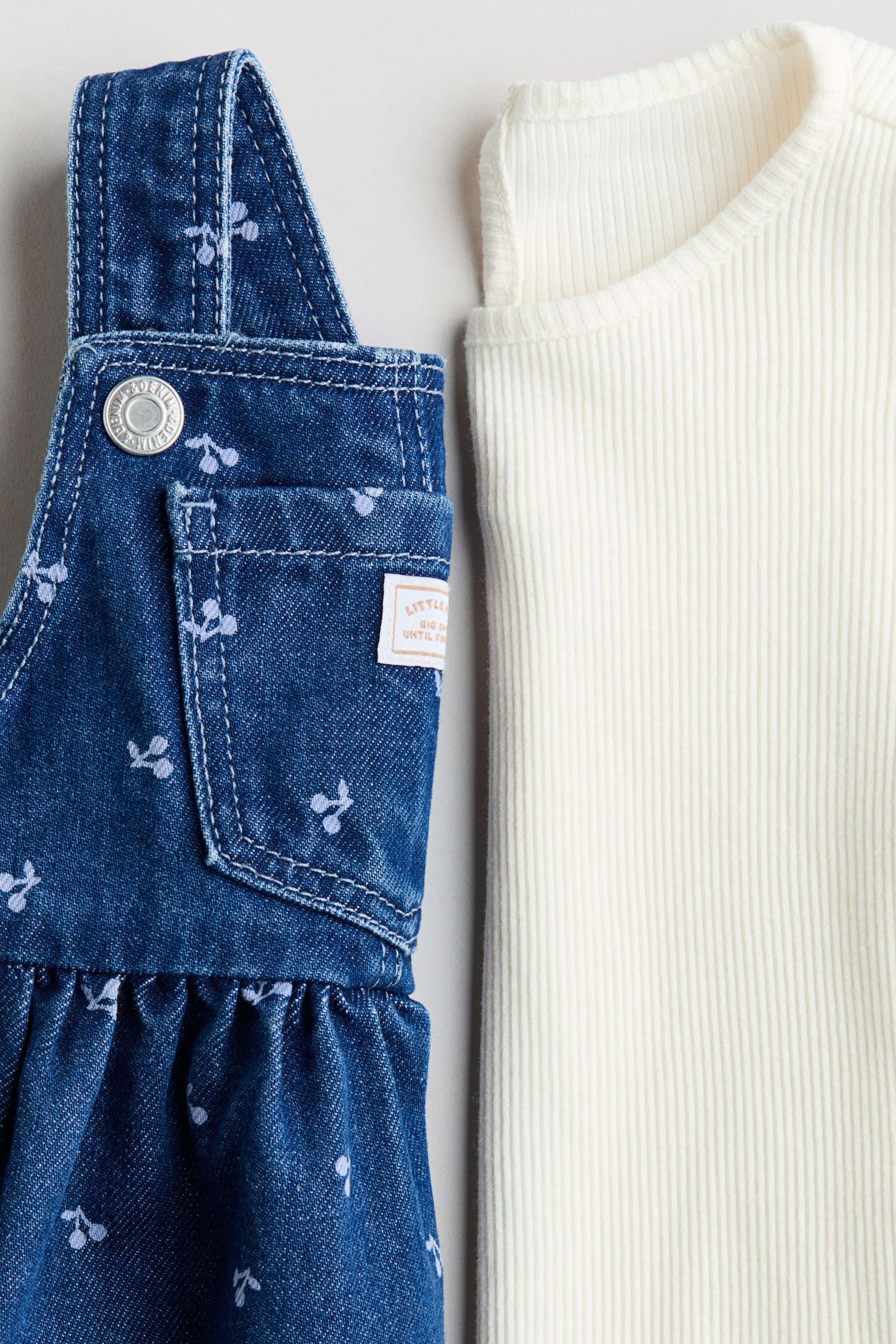 拡大画像を表示: サロペットスカート&トップス 2アイテムセット - ダークデニムブルー／チェリー - Kids | H&M JP 5