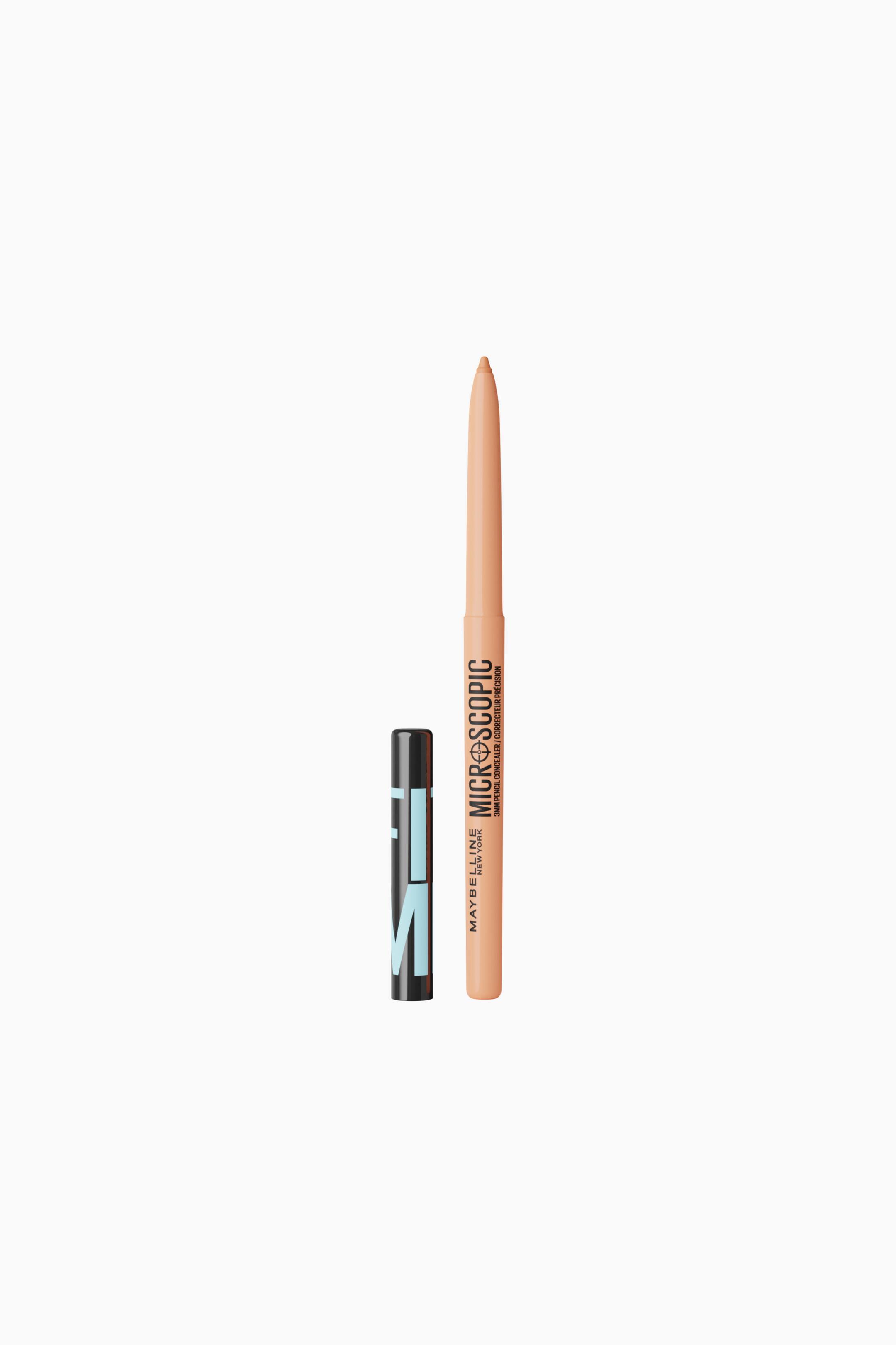 Größeres Bild ansehen: Ein nudefarbener Stift-Concealer steht senkrecht neben seiner abgenommenen schwarzen Kappe. Der schlanke Stift verfügt über eine spitz zulaufende nudefarbene Spitze mit schwarzem Markenaufdruck auf dem Körper, während die schwarze Kappe links davon positioniert ist und hellblaue grafische Schriftzüge zeigt.