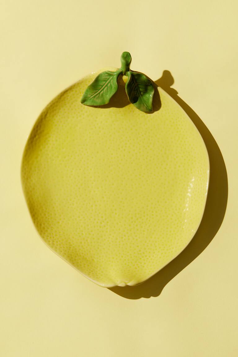 Servierplatte aus Steingut in Zitronenform
