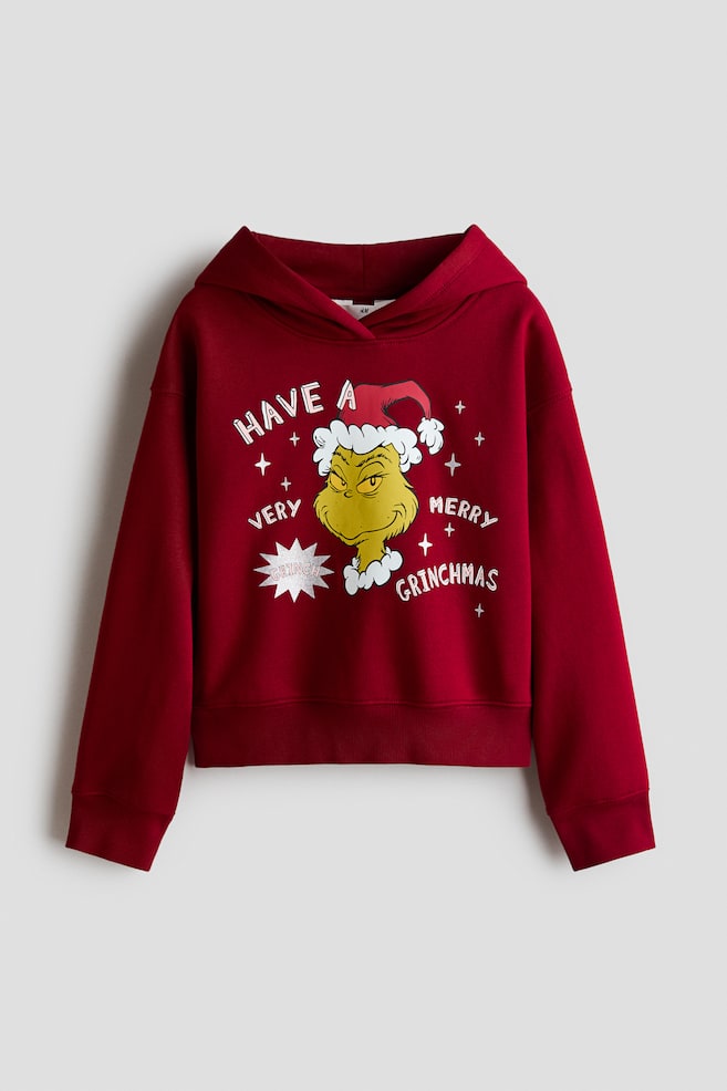 Egy sÃ¶tÃ©tvÃ¶rÃ¶s, bÅ szabÃ¡sÃº kapucnis pulÃ³ver lÃ¡thatÃ³ elÃ¶lrÅl, amelynek elejÃ©n The Grinch Santa sapkÃ¡ban lÃ¡thatÃ³ nyomott grafika Ã©s a âHAVE A VERY MERRY GRINCHMASâ felirat szerepel a mellrÃ©szen. A ruhadarabon leejtett vÃ¡llak, Ã¡tlapolt elejÅ± kapucni, valamint bordÃ¡zott mandzsettÃ¡k Ã©s alsÃ³ szegÃ©ly lÃ¡thatÃ³k. - 1