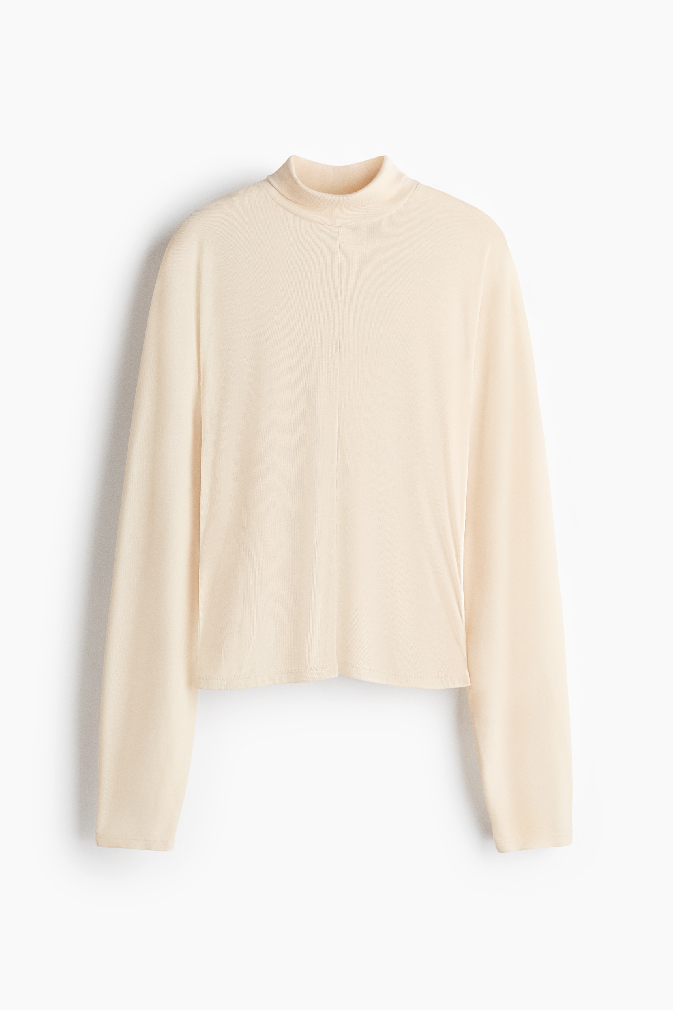 Se muestra de frente un top de punto fino color crema, con cuello alto de doble capa, mangas batwing largas y drapeadas, y una costura vertical prominente que recorre el centro. El top se combina con pantalones negros, resaltando su tejido suave y su silueta relajada pero ajustada.