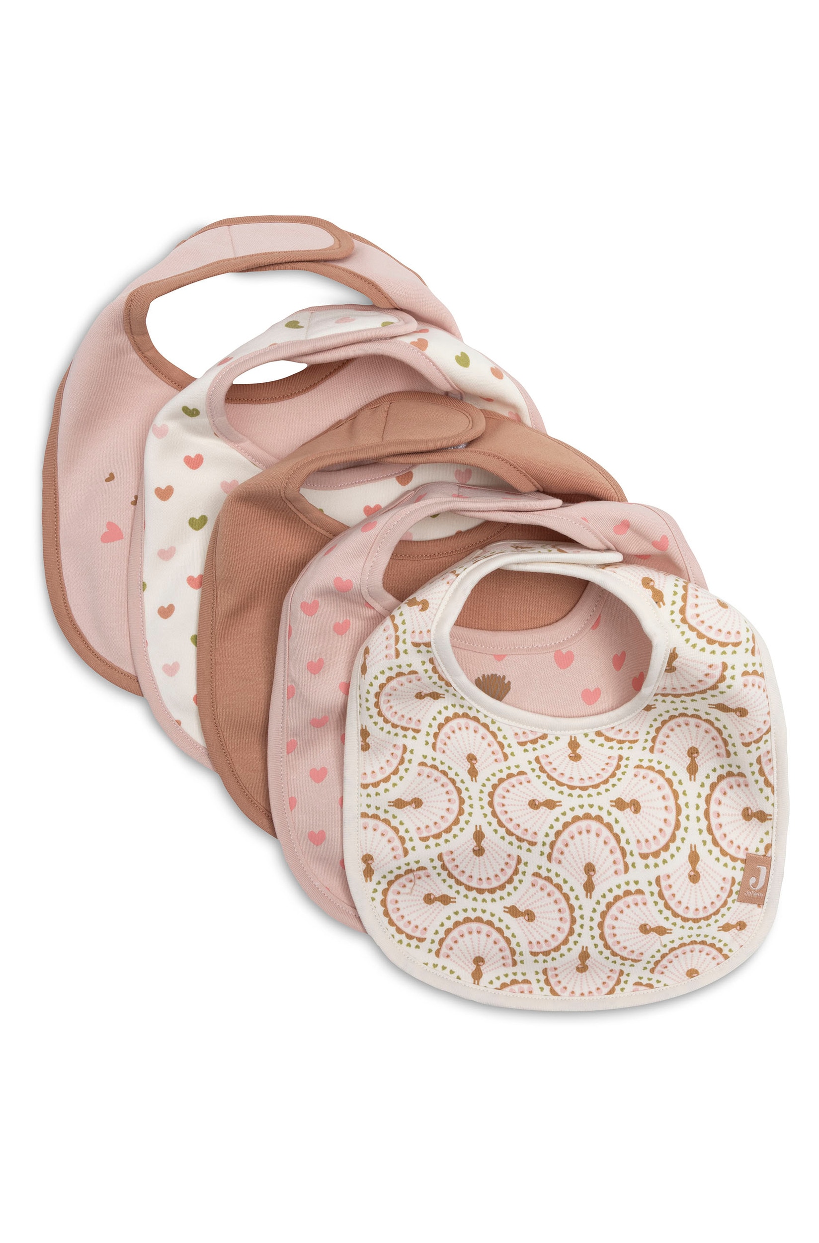 Een stapel van vijf slabbetjes voor baby's ligt waaiervormig uitgestald en laat verschillende ontwerpen in tinten roze, crÃ¨me en bruin zien. De slabbetjes tonen patronen zoals een cartoonillustratie van een pauw, kleine hartjes en een grafische print in waaiervorm, telkens afgewerkt met een contrasterende stoffen bies en een klein merklabel.