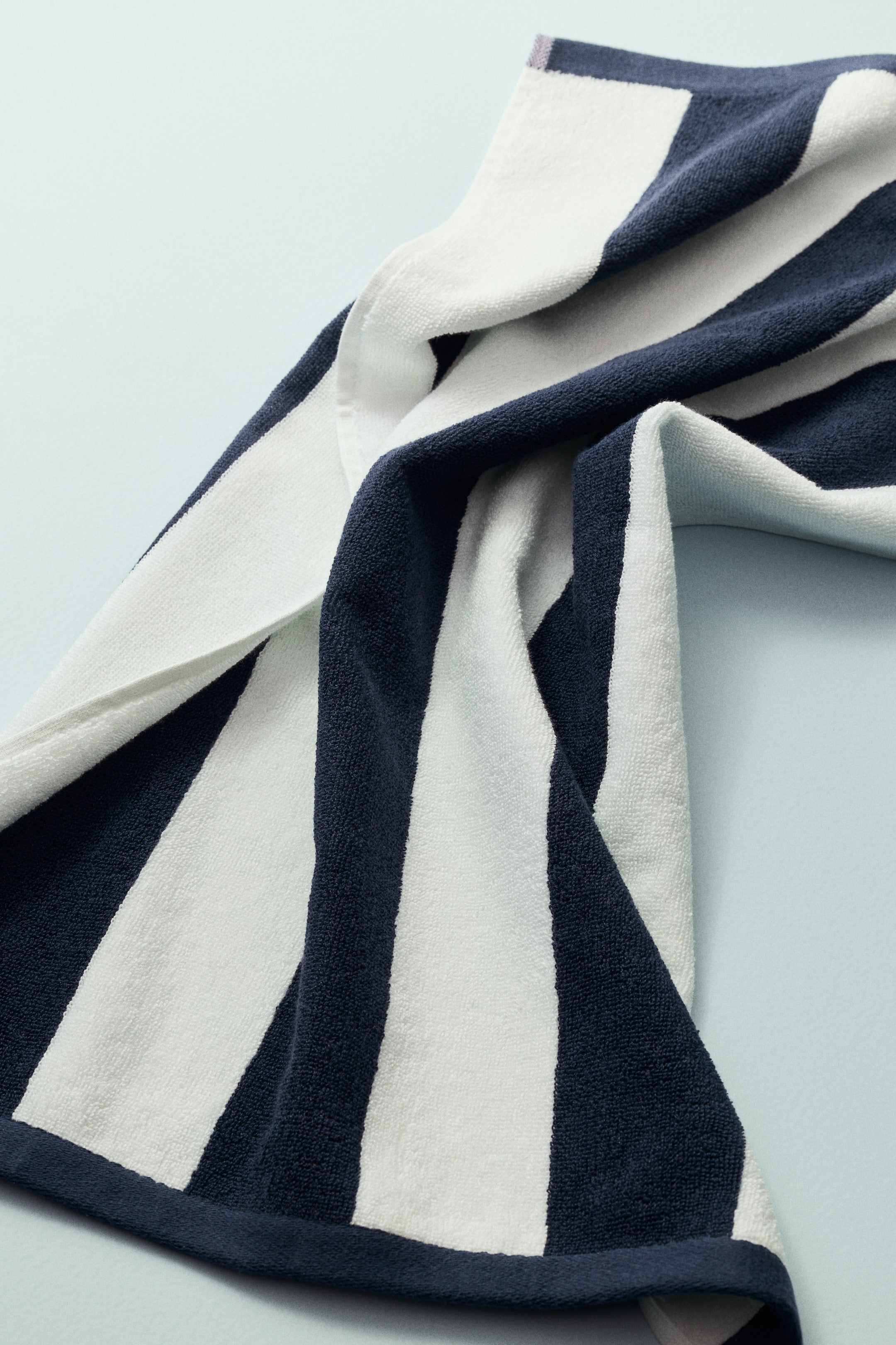 Vezi imaginea mai mare: Prosop de mâini cu dungi - Bleumarin/dungi - HOME | H&M RO 1