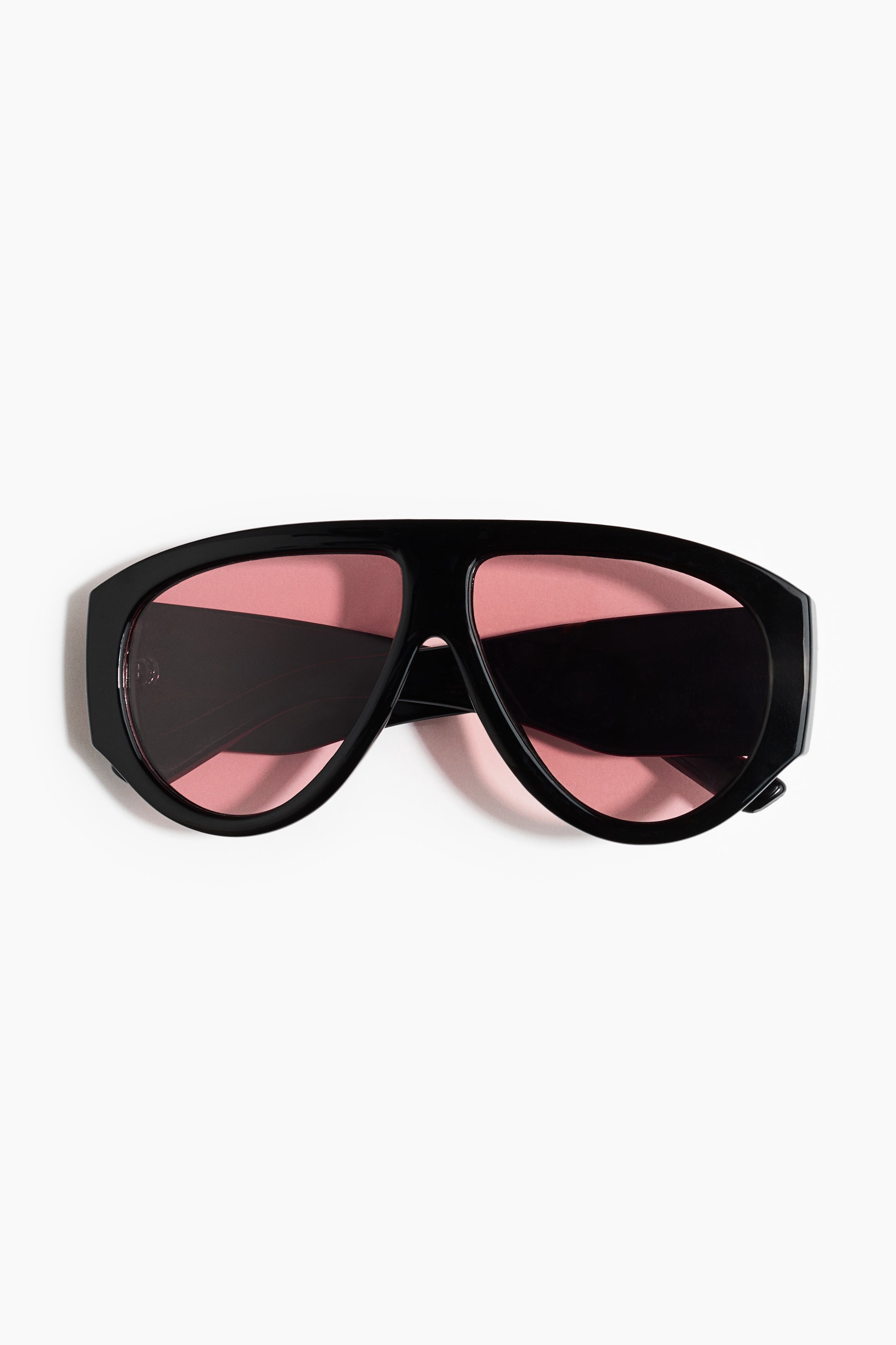 Größeres Bild anzeigen: Aviator-Sonnenbrillen im Frontansicht, mit einem schwarzen Kunststoffrahmen und rosagetönten, UV-schützenden, polarisierten Gläsern. Die Sonnenbrille zeigt breite Bügel mit einem kreisförmigen Metalldetail in der Nähe der Schläfen.
