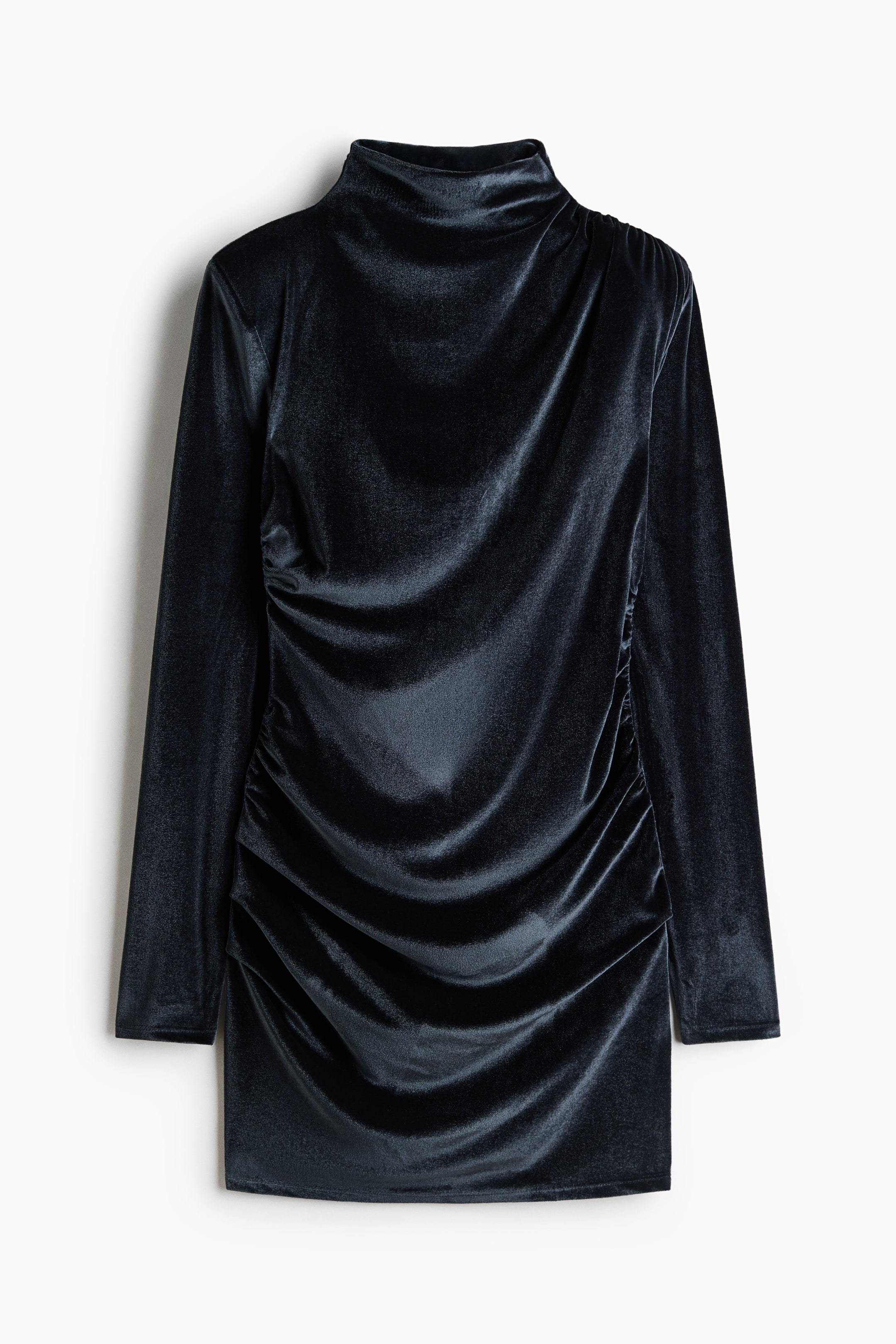 Grösseres Bild ansehen: Ein dunkelblaues Minikleid aus Samt mit langen Ärmeln ist von vorne zu sehen und verfügt über einen hoch geschnittenen, drapierten Ausschnitt sowie asymmetrische Raffungen an den Seiten, die sanfte Falten über dem Körper erzeugen.