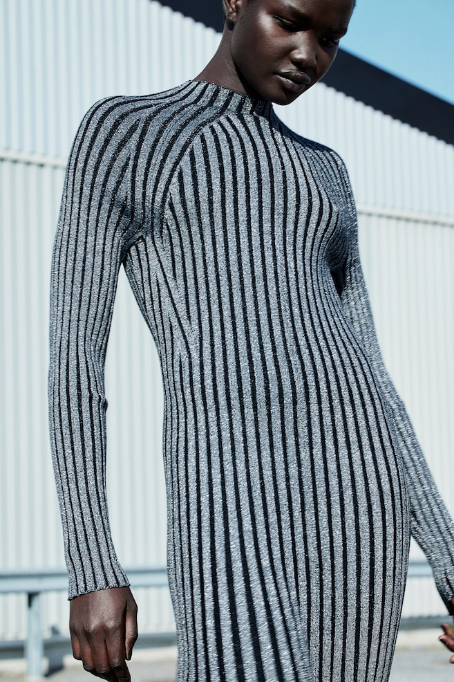 Kleid aus schimmerndem Rippstrick - Schwarz/Silberfarben - 5