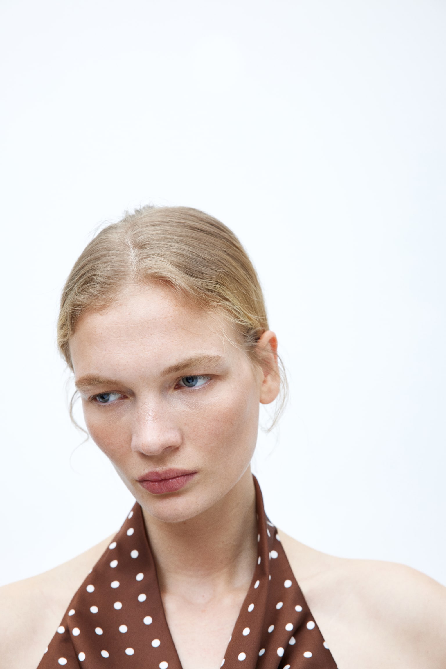 שמלת קולר א-סימטרית מסאטן - חום/נקודות - 4