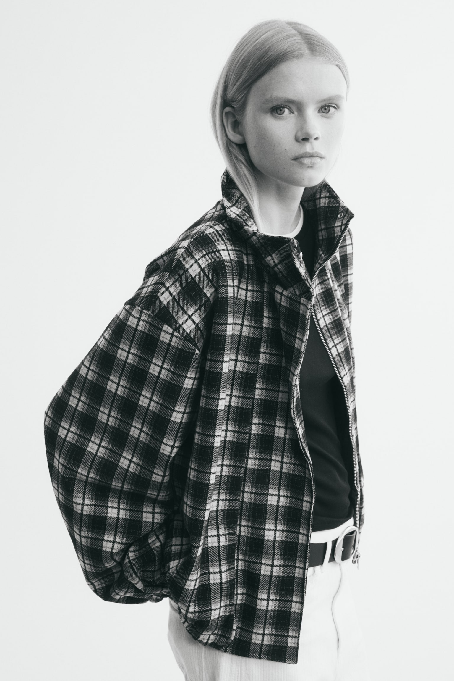 Женская куртка H&M Oversized Funnel-Collar, цвет: Чёрный / Клетчатый — фото 4