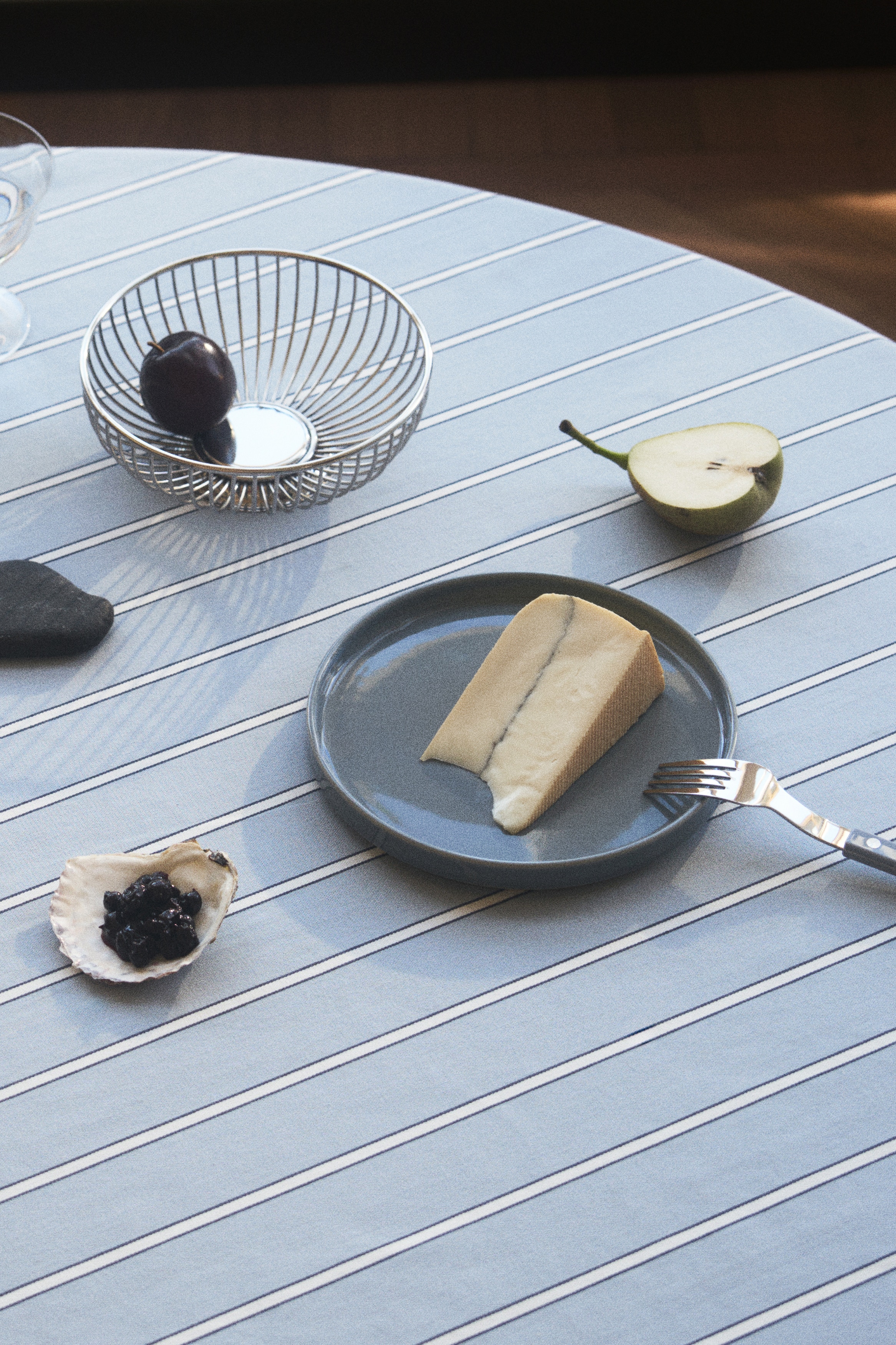 Gestreifte Tischdecke aus Baumwollsatin - Mattblau/Gestreift
