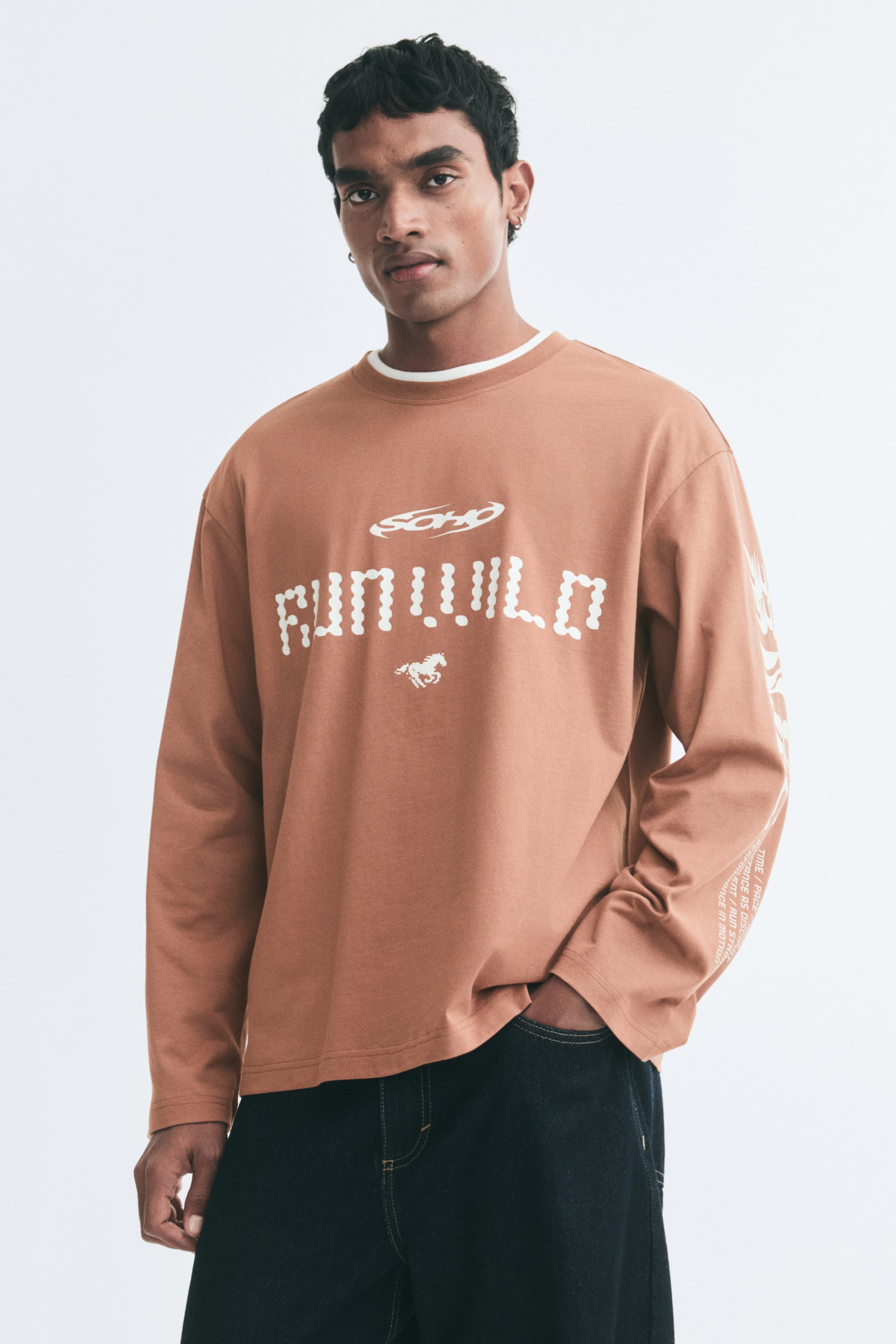 View larger image: Regular Fit Printed long-sleeved cotton T-shirt - Camel/Run Wild - Men | H&M IN 1