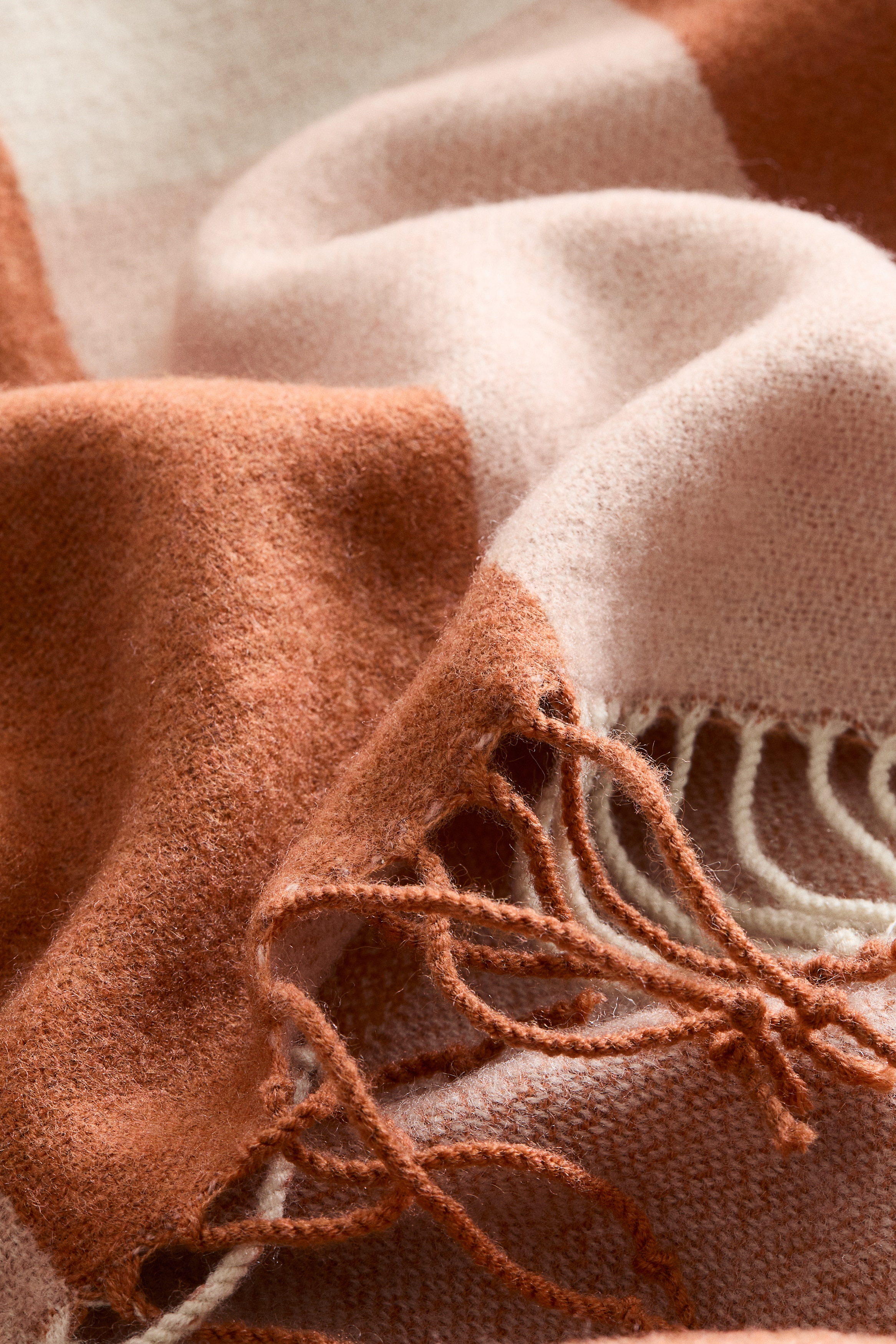 Jacquard-Weave Throw - Thumbnail 4