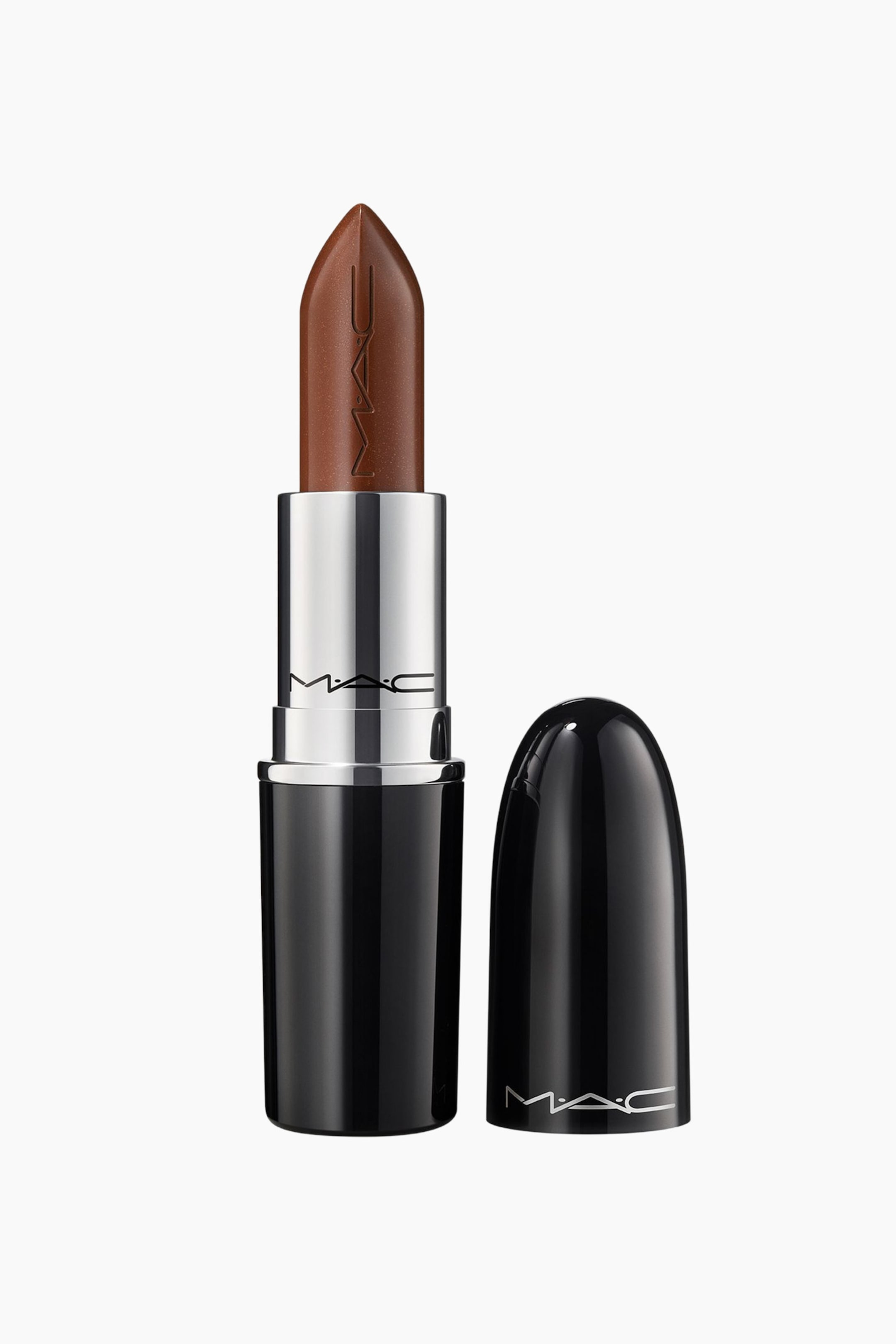 Visa större bild: Ett läppstift visar en brun kula med en spetsig topp och en skimrande finish, med "MAC"-logotypen präglad på sidan. Det är inneslutet i ett svart och silverfärgat cylindriskt hölje, med den matchande svarta korken vilande till höger.