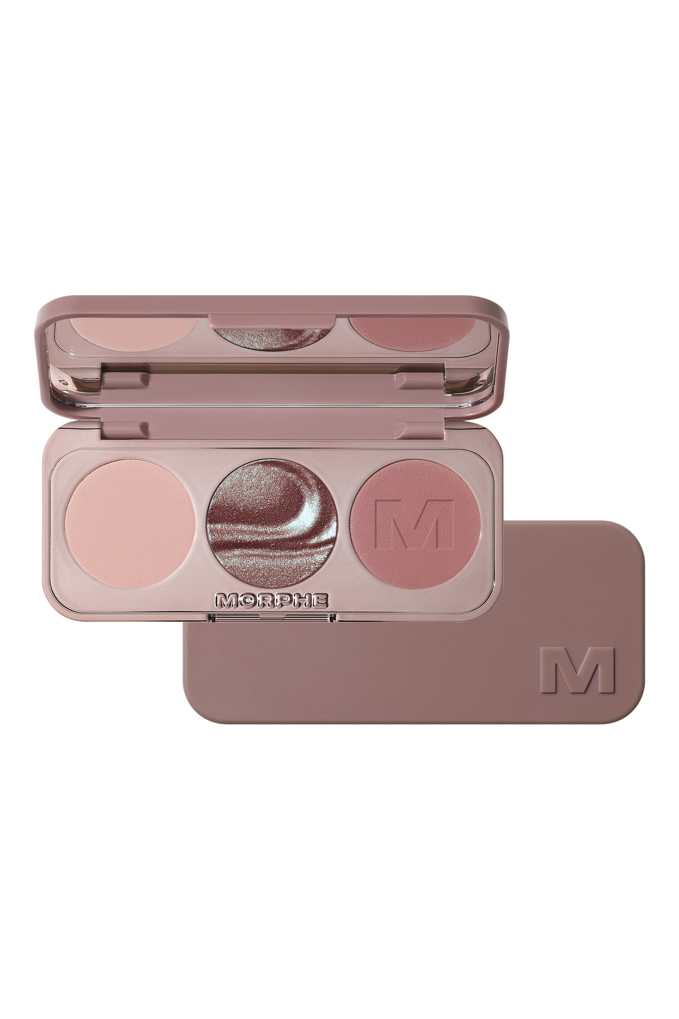 Visa större bild: En makeup-palett i dammig ros öppnas och visar tre cirkulära pannor: en matt ljusrosa, en skimrande koppar-ros med virvlad textur och en matt dammig ros med ett präglat "M"-logotyp. Locket speglar pannorna, medan varumärket "MORPHE" syns under den mittersta pannan, och baksidan av paletten, även med ett präglat "M"-logotyp, är synlig under den öppna sektionen.