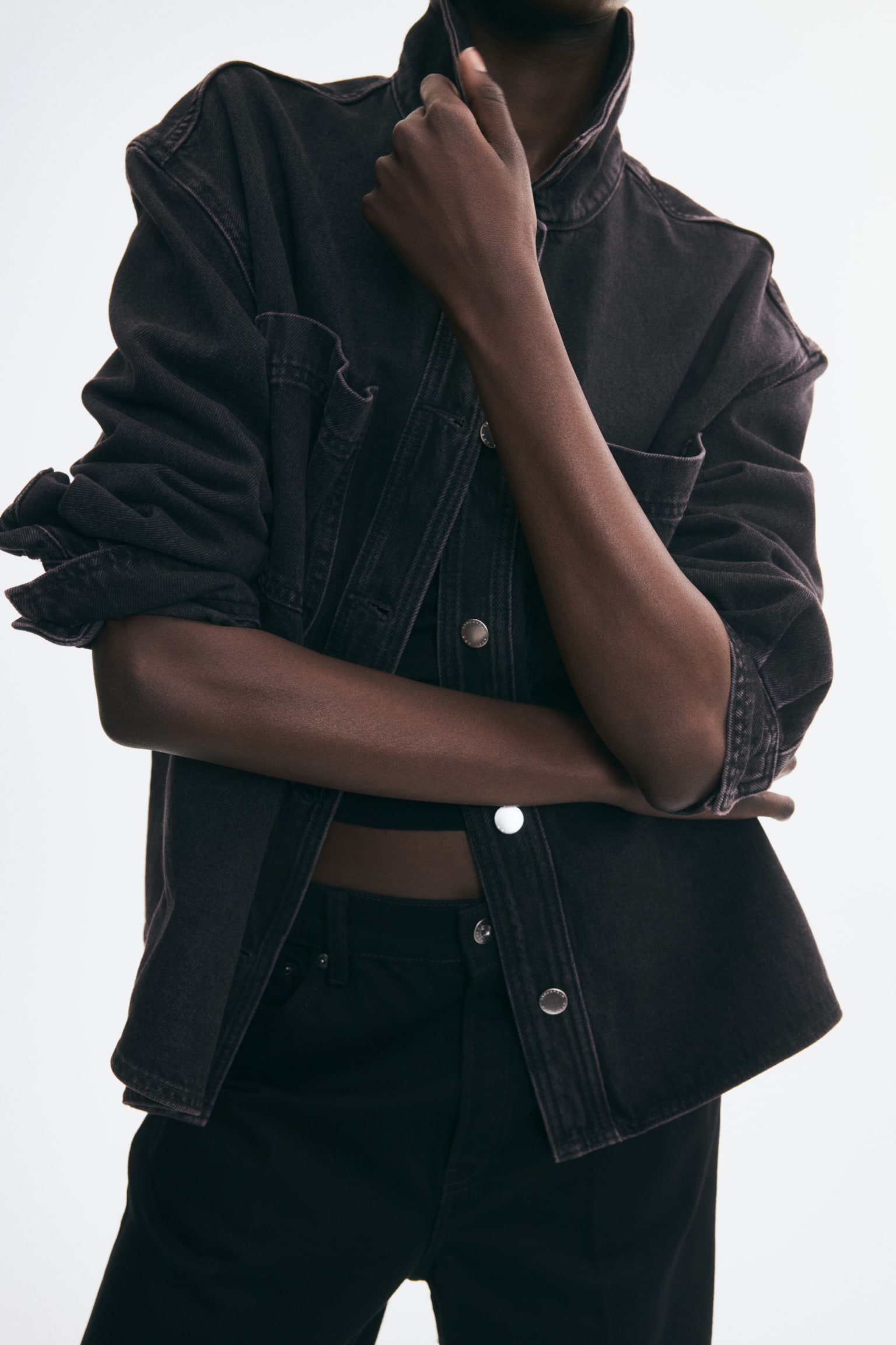 Женская рубашка H&M Cotton Denim Overshirt, цвет: Джинсовый чёрный — фото 5
