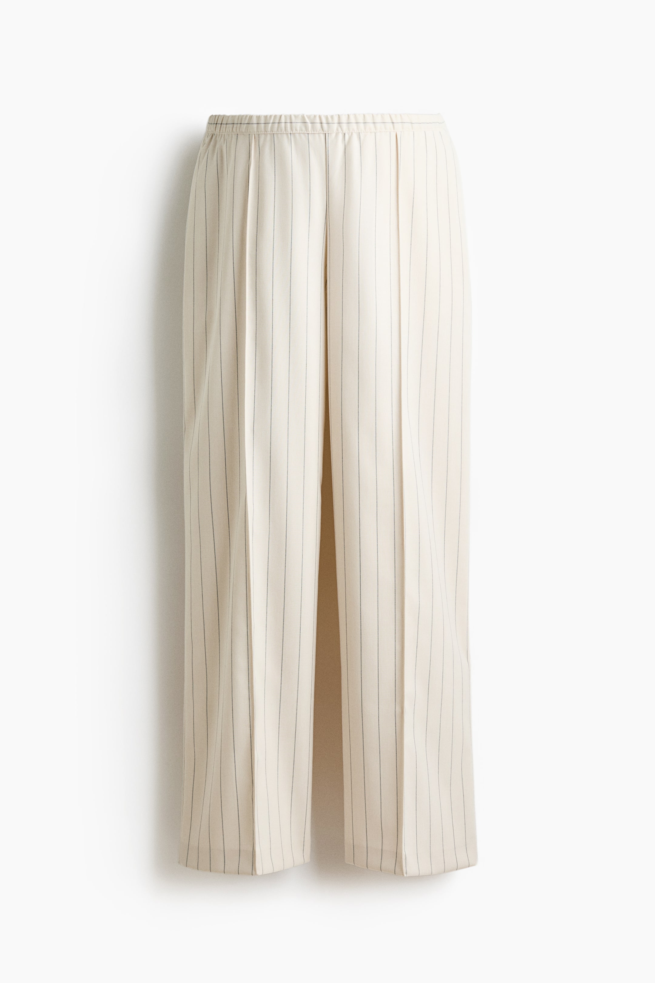 Voir une image plus grande: Pantalon en sergé à coupe ample présenté de FACE, confectionné dans un tissu léger à fines rayures verticales. Il est doté d’une taille haute élastiquée et de jambes larges avec plis piqués sur le devant.