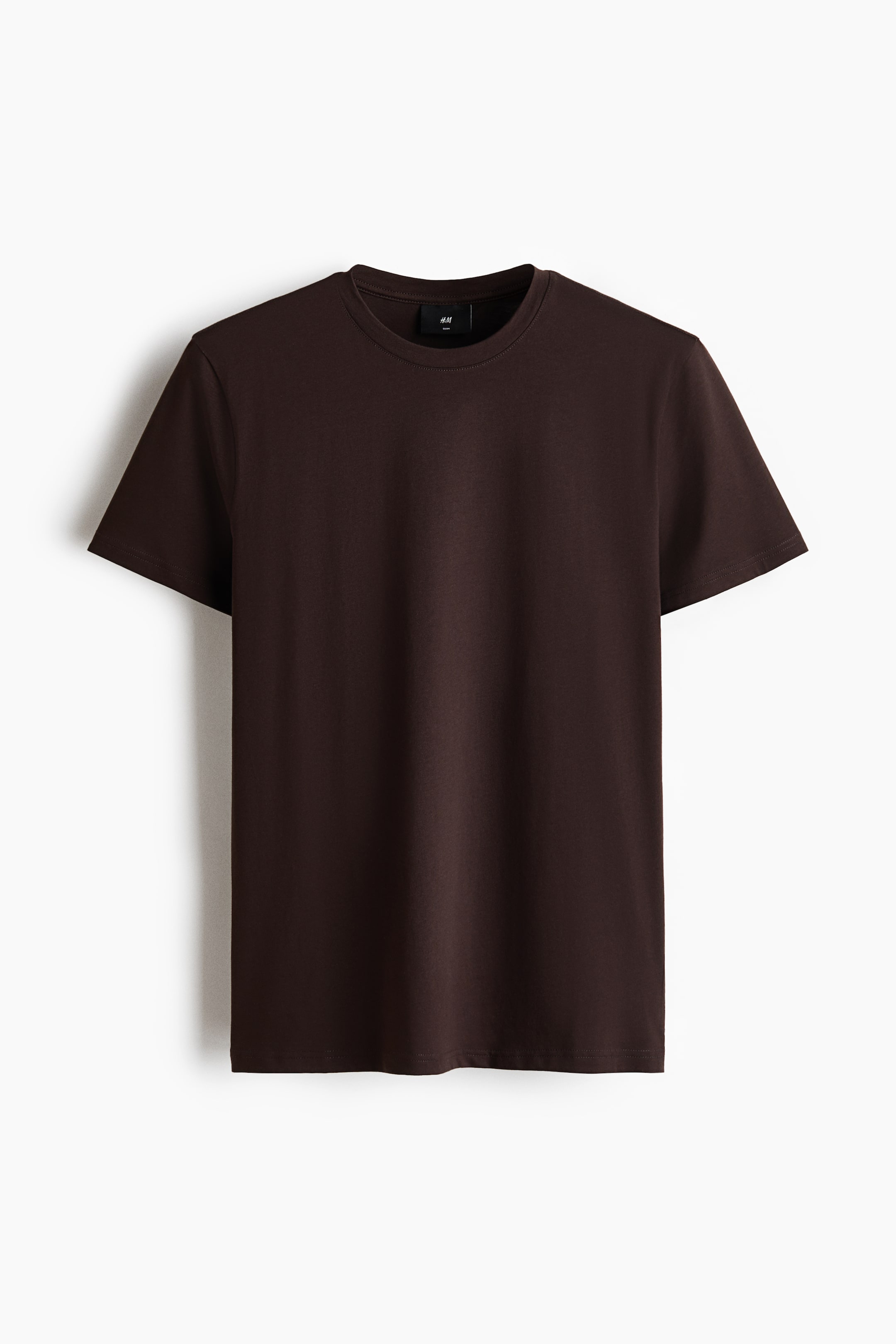 Grotere afbeelding bekijken: Een donkerbruin, slim-fit T-shirt is van voren te zien, met een ronde halslijn met een fijn geribde afwerking, korte mouwen en een recht gesneden zoom.