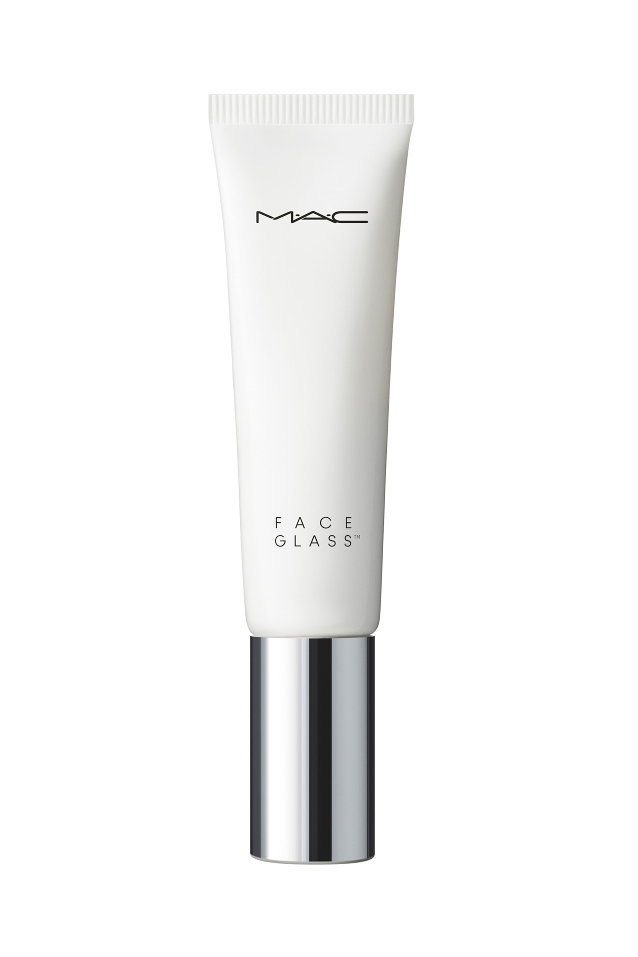 Visa större bild: En MAC Face Glass-klämmflaska står upprätt, med en matt vit kropp och ett reflekterande silverfärgat metallock vid basen. Framsidan av tuben visar den svarta "MAC"-logotypen nära toppen och "FACE GLASS" tryckt i glest placerade svarta versaler nära botten.