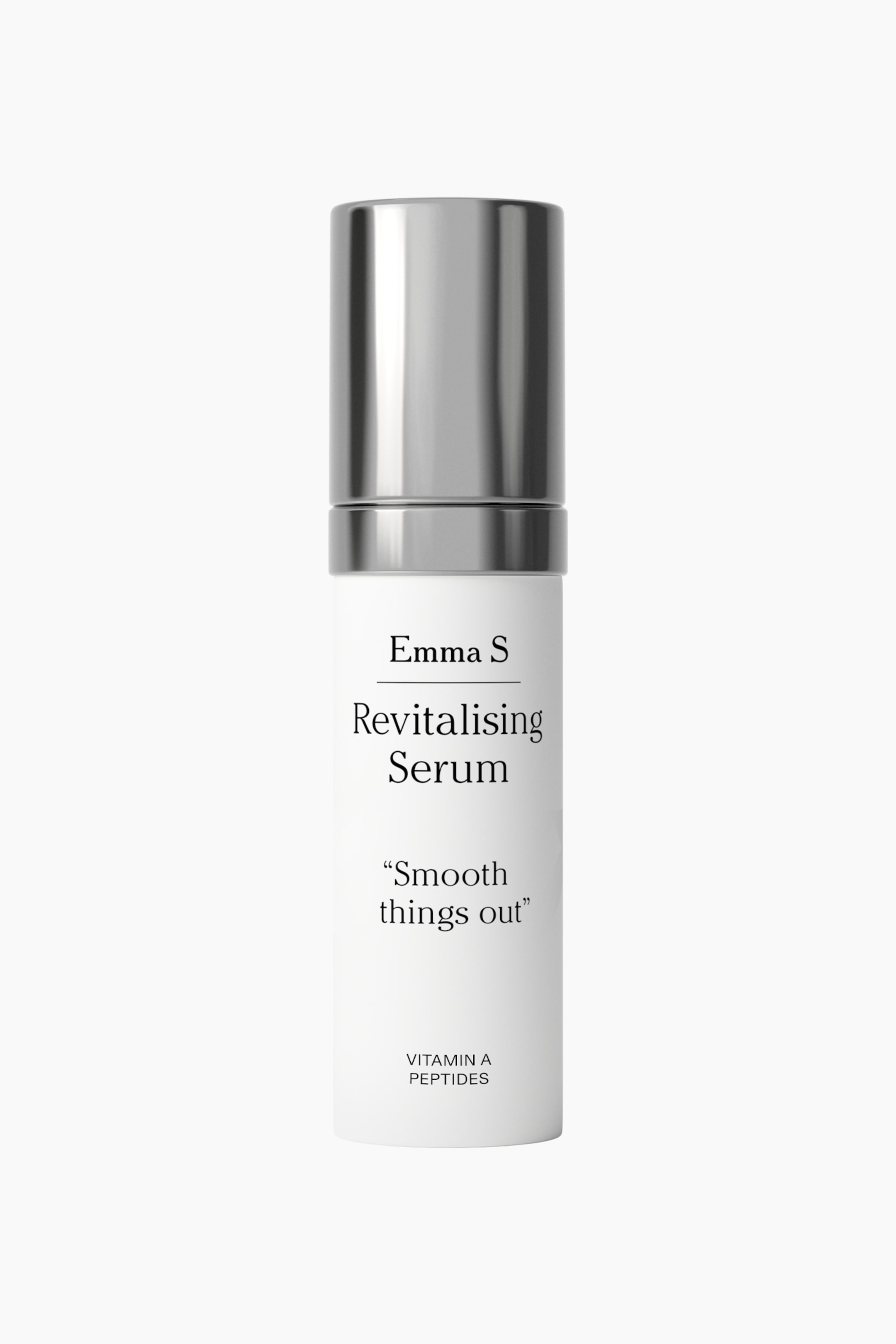 Visa större bild: Emma S Revitalising Serum står upprätt i en frontvänd vy och har en cylindrisk vit flaska med metalliskt silverfärgat lock. Flaskan visar svart text på framsidan, inklusive varumärket "Emma S", produktnamnet "Revitalising Serum" och ingredienserna "VITAMIN A PEPTIDES" nära basen.