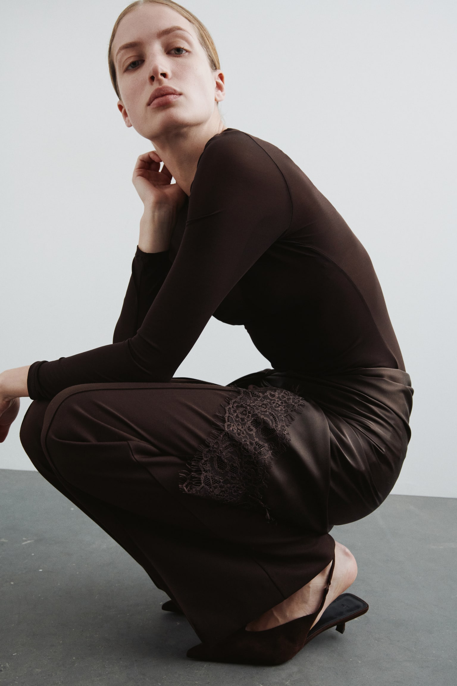 Lace-trimmed triangle scarf - Dark brown/Black - 1