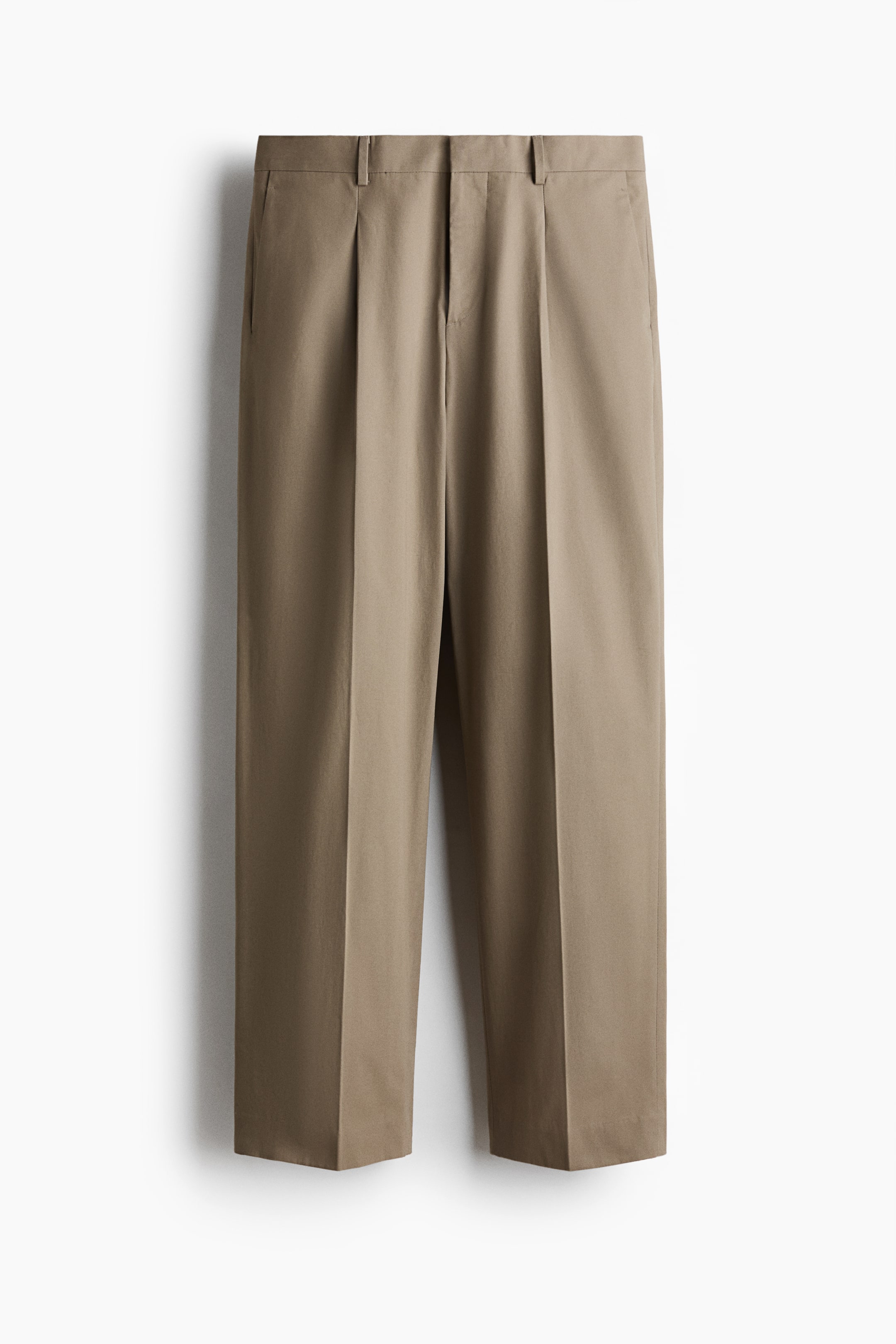 Agrandir l'image: Pantalon kaki présenté de face, avec une taille munie de passants pour ceinture, une braguette dissimulée et deux plis de chaque côté. Il est doté de poches latérales et de jambes droites marquées d’un pli central.
