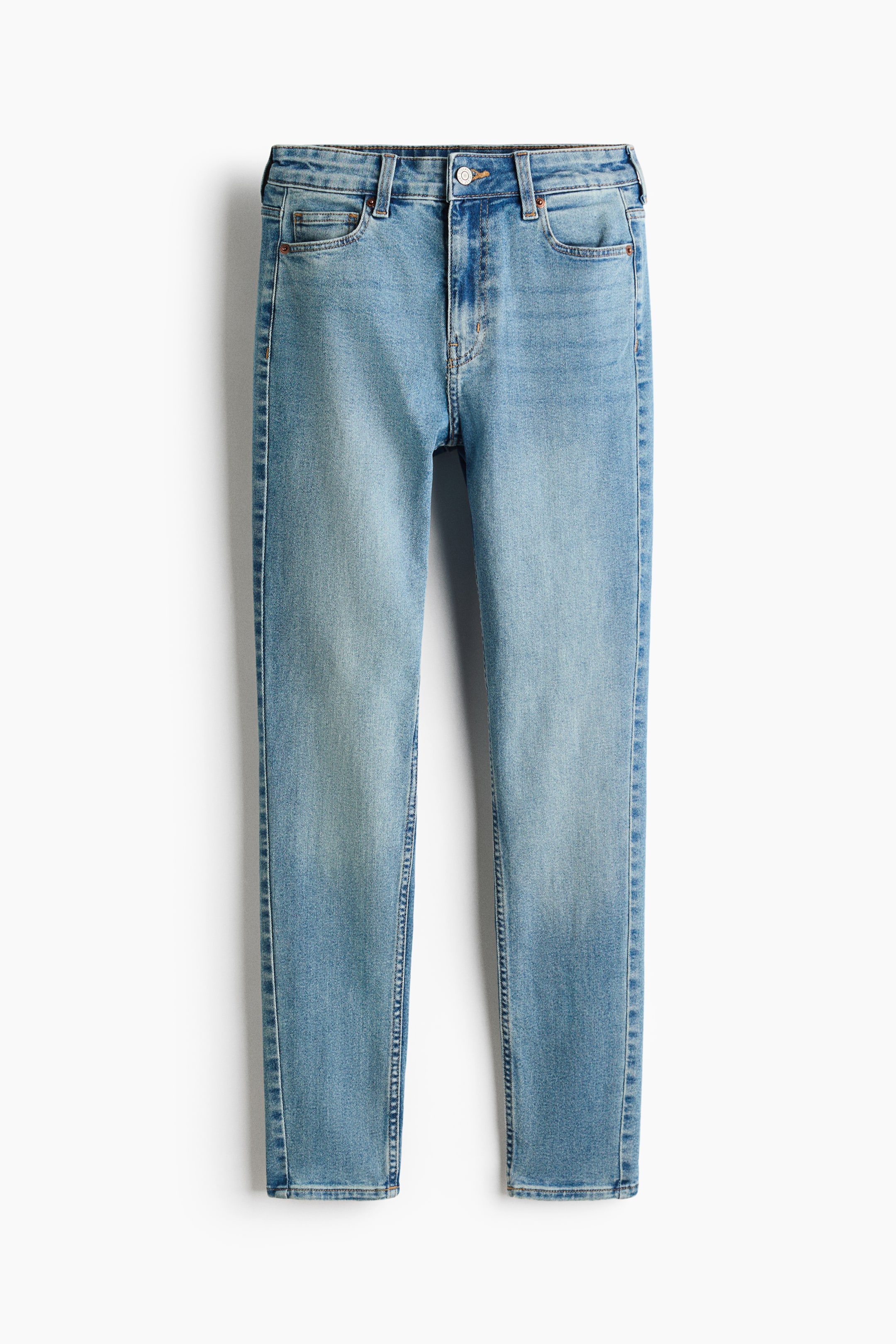 Agrandir l'image: Les jeans à 5 poches sont présentés dans un délavage denim bleu clair, avec une taille haute dotée d'une fermeture éclair et d'un bouton. Ils sont conçus avec une coupe ajustée au niveau des cuisses et une jambe étroite du genou à l'ourlet.