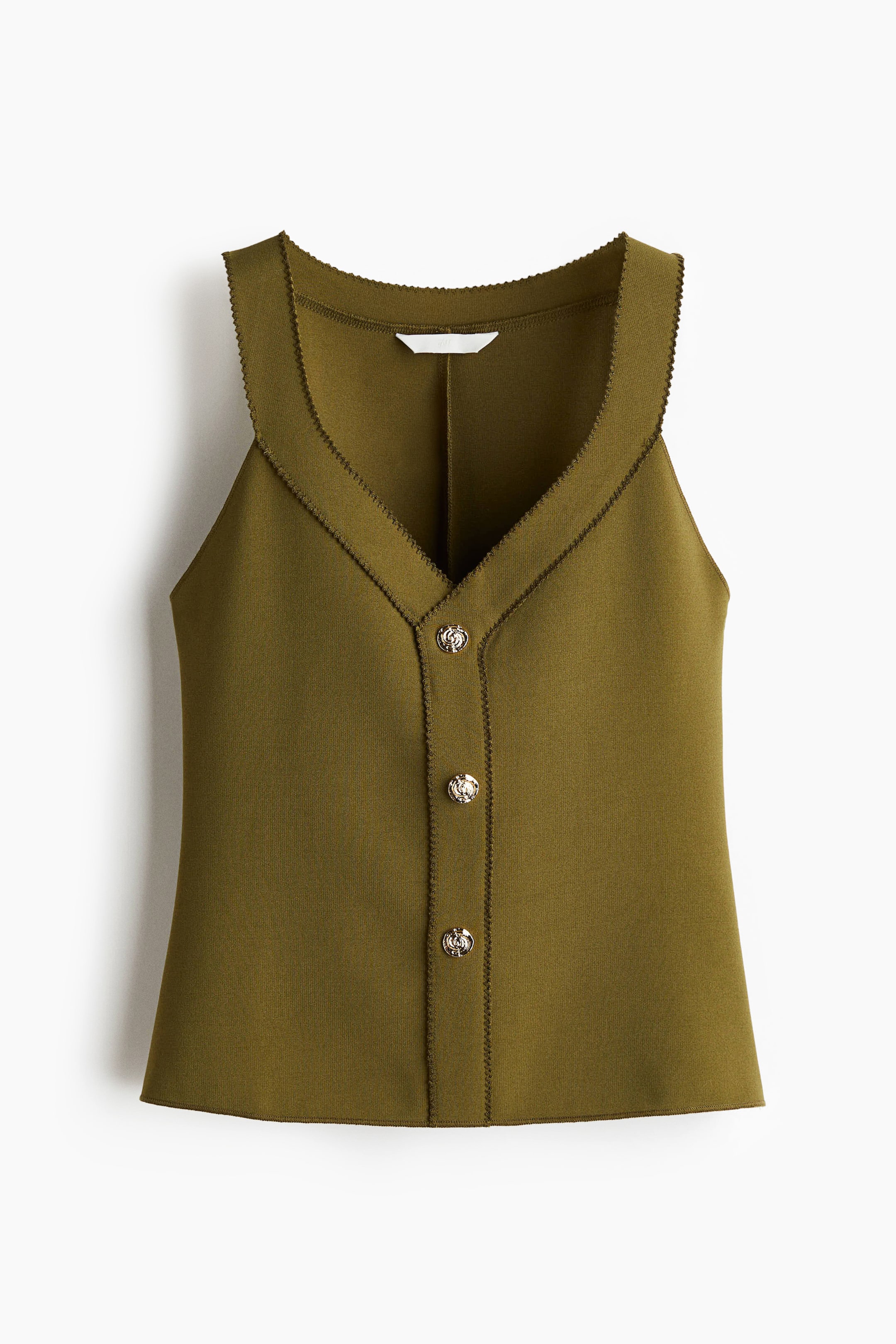 Büyük resmi görüntüle: Yapılandırılmış bir interlok jarse kumaştan yapılmış, vücuda oturan zeytin yeşili bir yelek üstü, ÖNDEN sunuluyor. V-yaka, dalgalı bir kenar süsü ve üç dekoratif altın tonlu düğme ile süslenmiş bir ön plaket ile öne çıkıyor, tüm kenarları uyumlu dalgalı dikişle tamamlanmış.