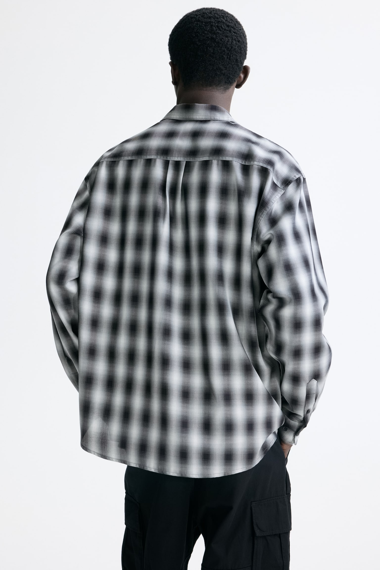 Мужская рубашка H&M Relaxed-Fit, цвет: Тёмный серый / Клетчатый — фото 5