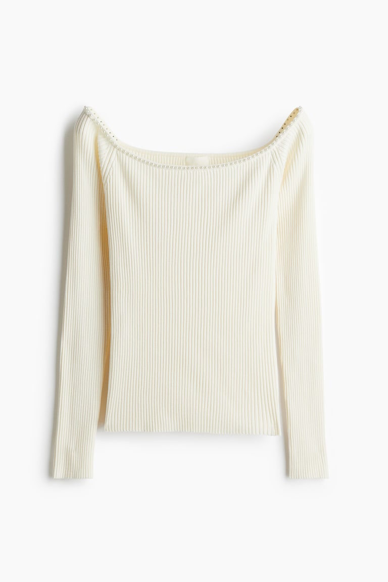 Bluza otkrivenih ramena s ukrasnim perlicama