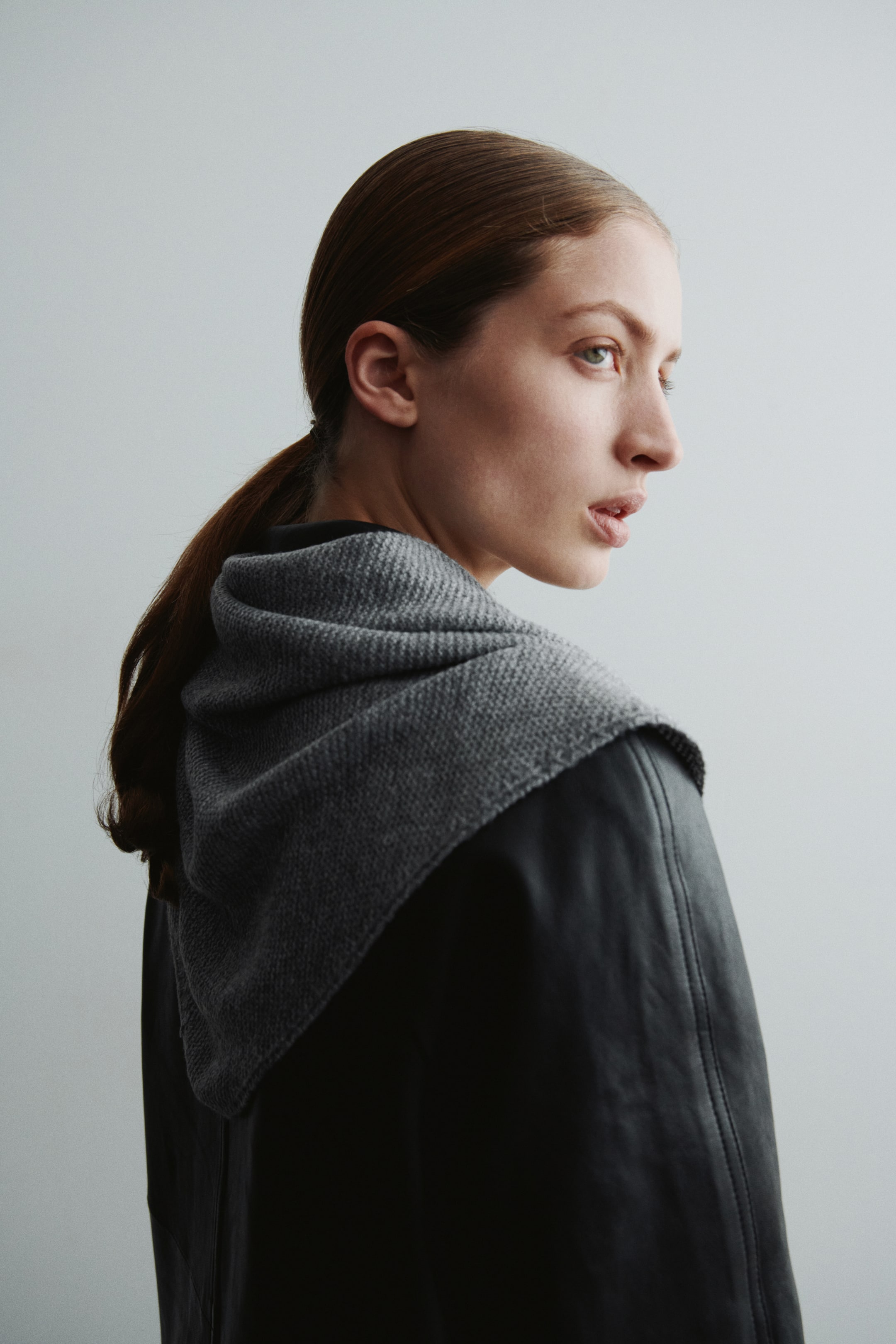 Ampliar la imagen: Garter-stitched triangle scarf - Gris jaspeado - Ladies | H&M MX 1