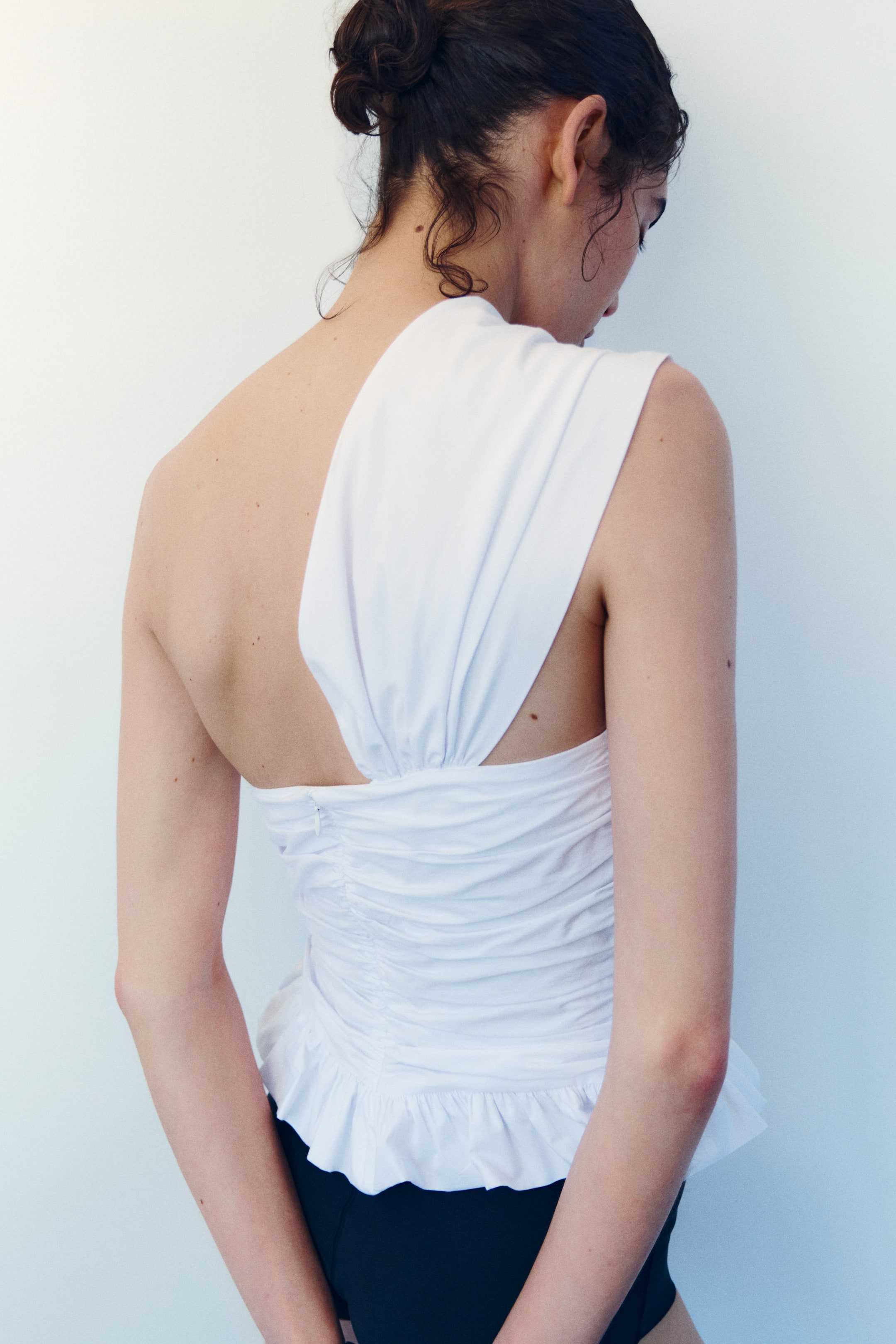 Haut asymétrique avec détail torsadé