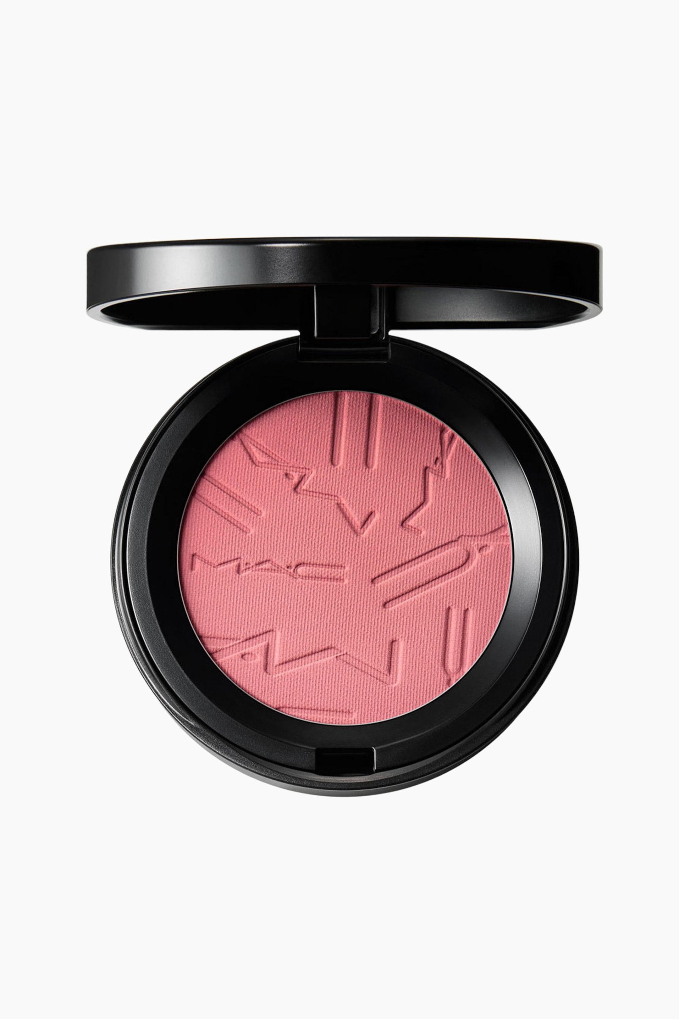 Visa större bild: En kompakt rouge presenterar ett rosa-persikofärgat pressat puder, präglat med MAC-logotypen och abstrakta linjer. Det är förpackat i en öppen, rund, svart kompakt, vänd framåt med locket lutat bakåt.