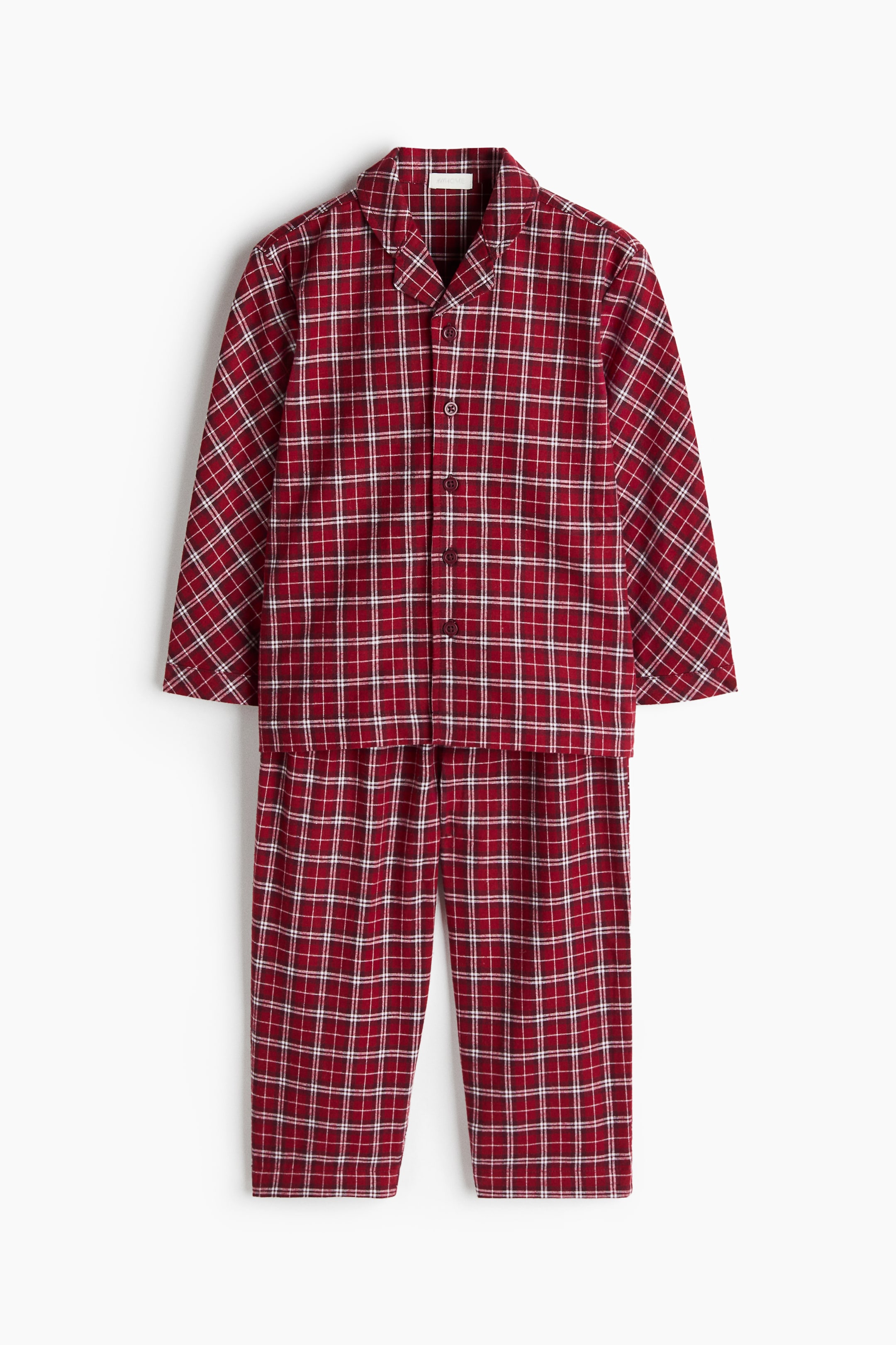 Ver imagen más grande: Un conjunto de pijama de dos piezas con estampado de cuadros rojos y blancos cuelga de frente. El conjunto muestra una camisa de manga larga con solapas con muesca y cierre de botones, junto con un pantalón recto a juego.