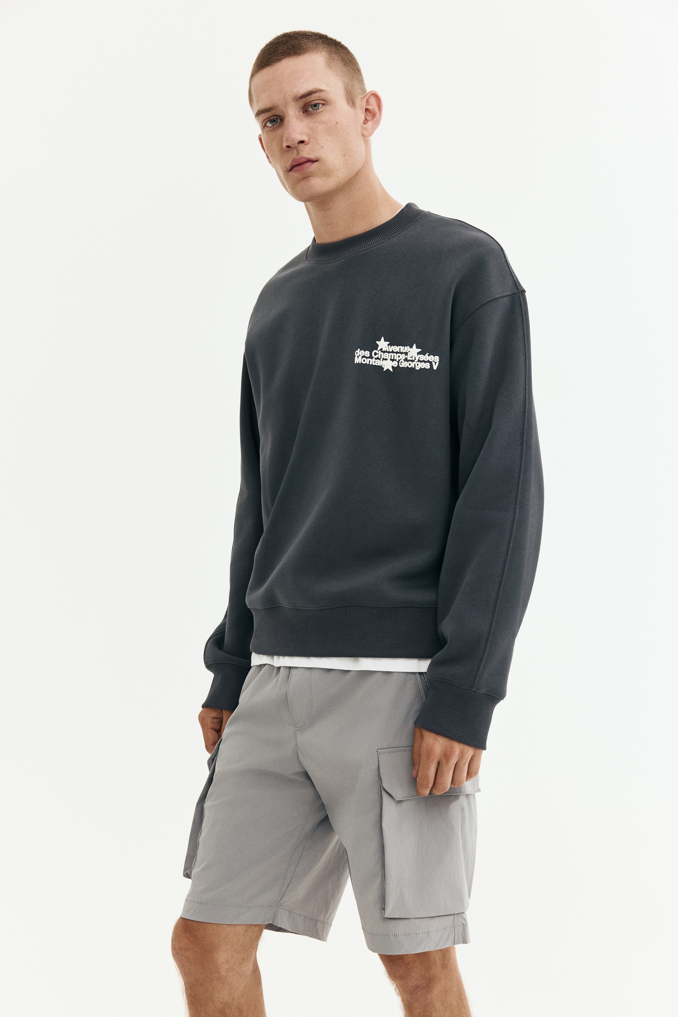 Quần short túi hộp vải nylon Regular Fit - Màu xám/Màu xanh lá