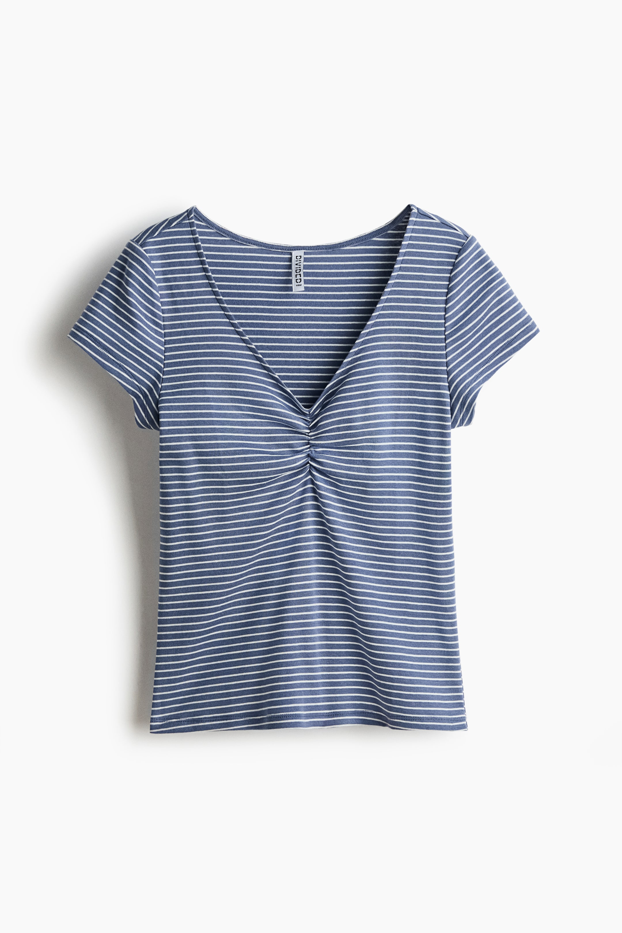 拡大画像を表示: 青と白の横縞模様が特徴のTシャツで、Vネックと短い袖が付いています。前面にはVネックの中心にギャザーのディテールが施されています。